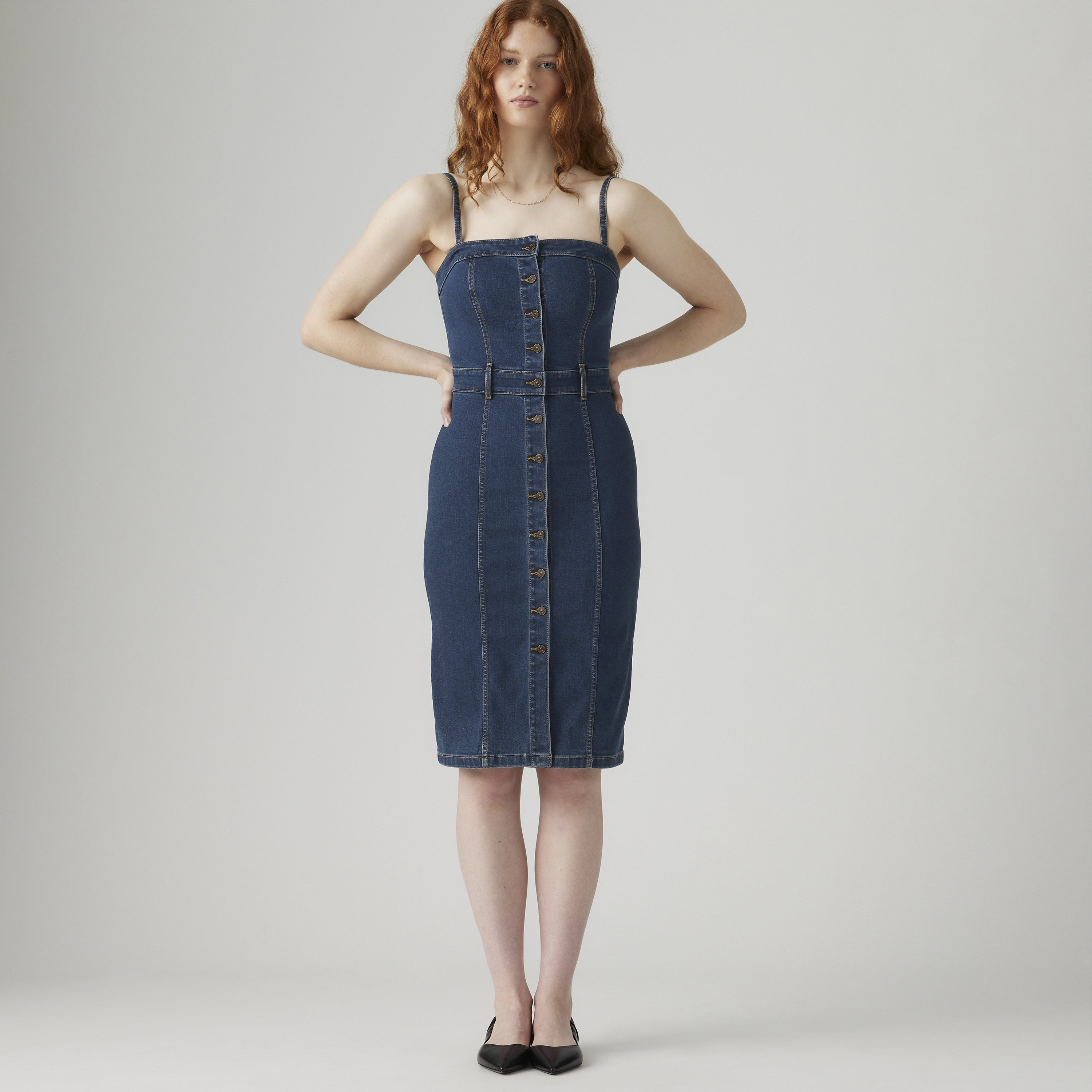 فستان دنيم نسائي بلون أزرق وحمالات كتف بطول الركبة من ليـفايس-women-clothing-dresses-image-2