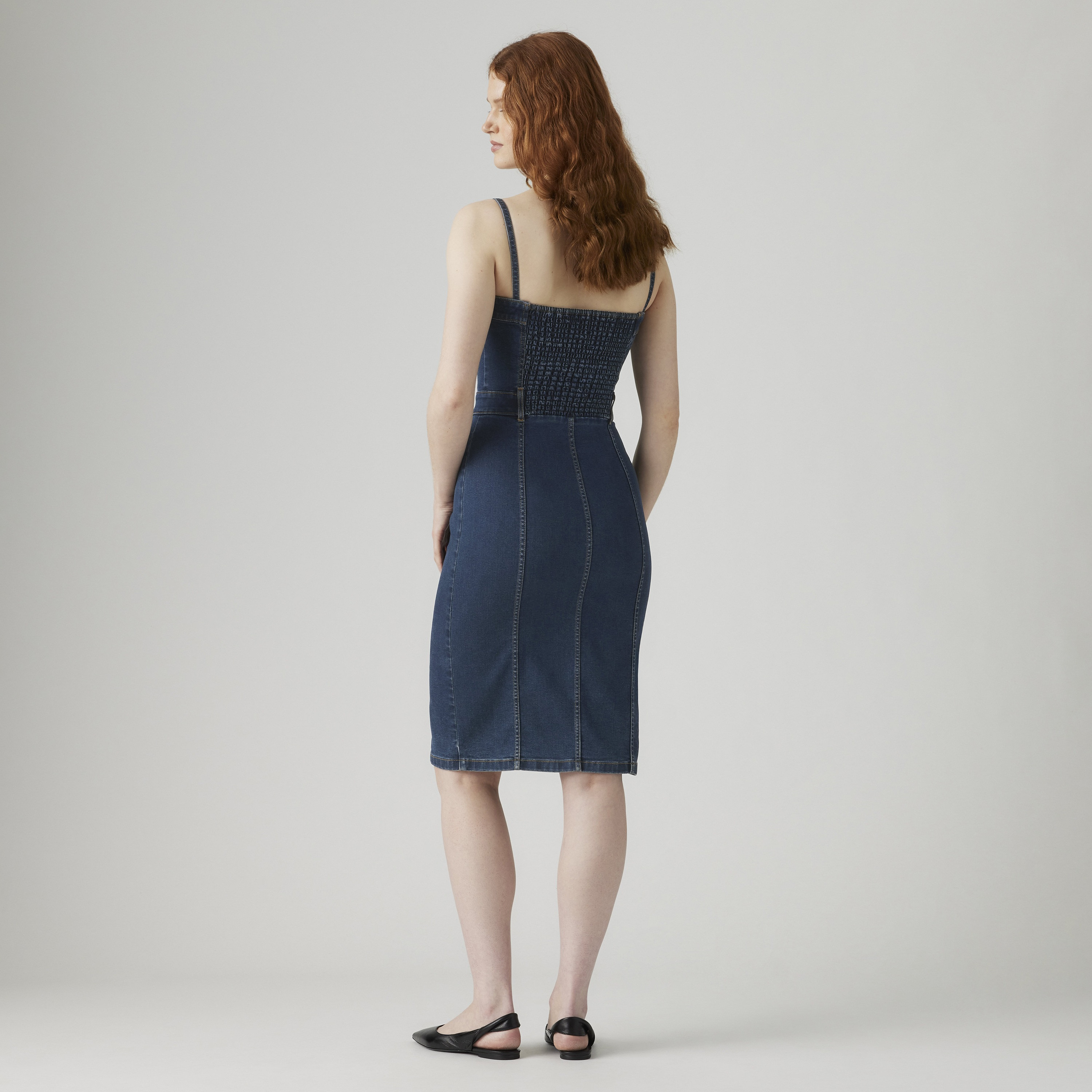فستان دنيم نسائي بلون أزرق وحمالات كتف بطول الركبة من ليـفايس-women-clothing-dresses-image-4