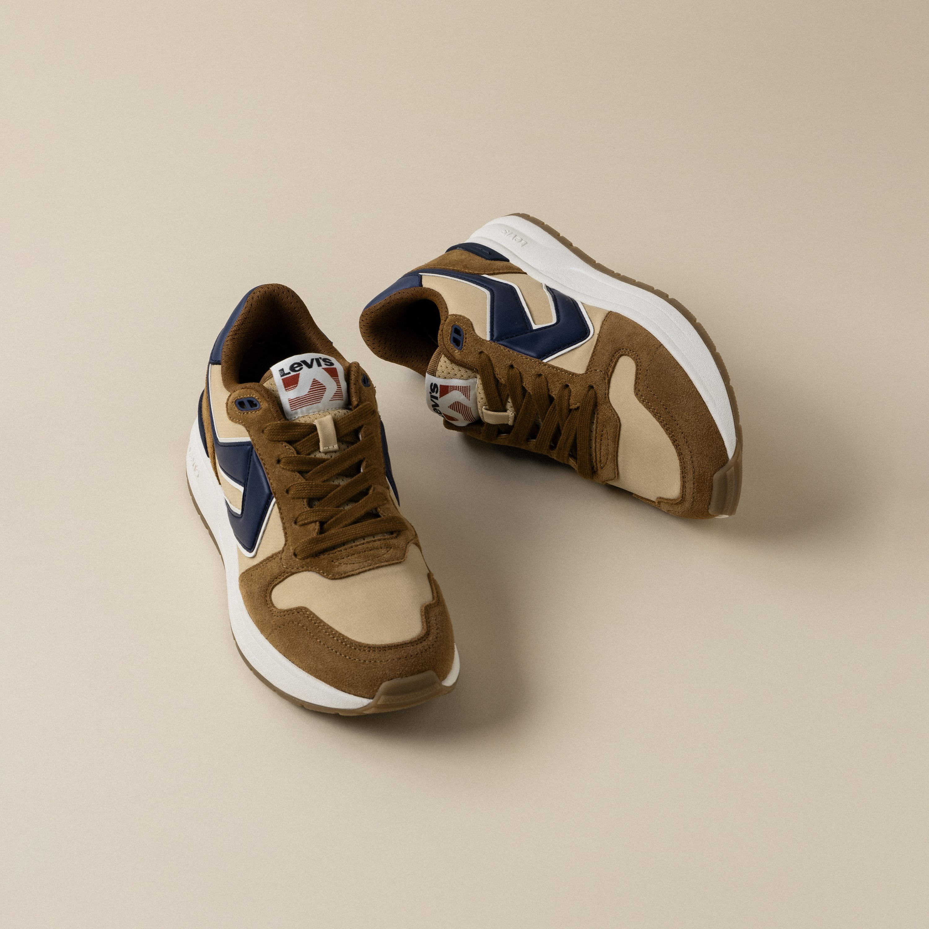 حذاء رياضي تشارج برباط منخفض الرقبة للرجال من ليفايس | 000G00001-men-shoes-sneakers-image-1