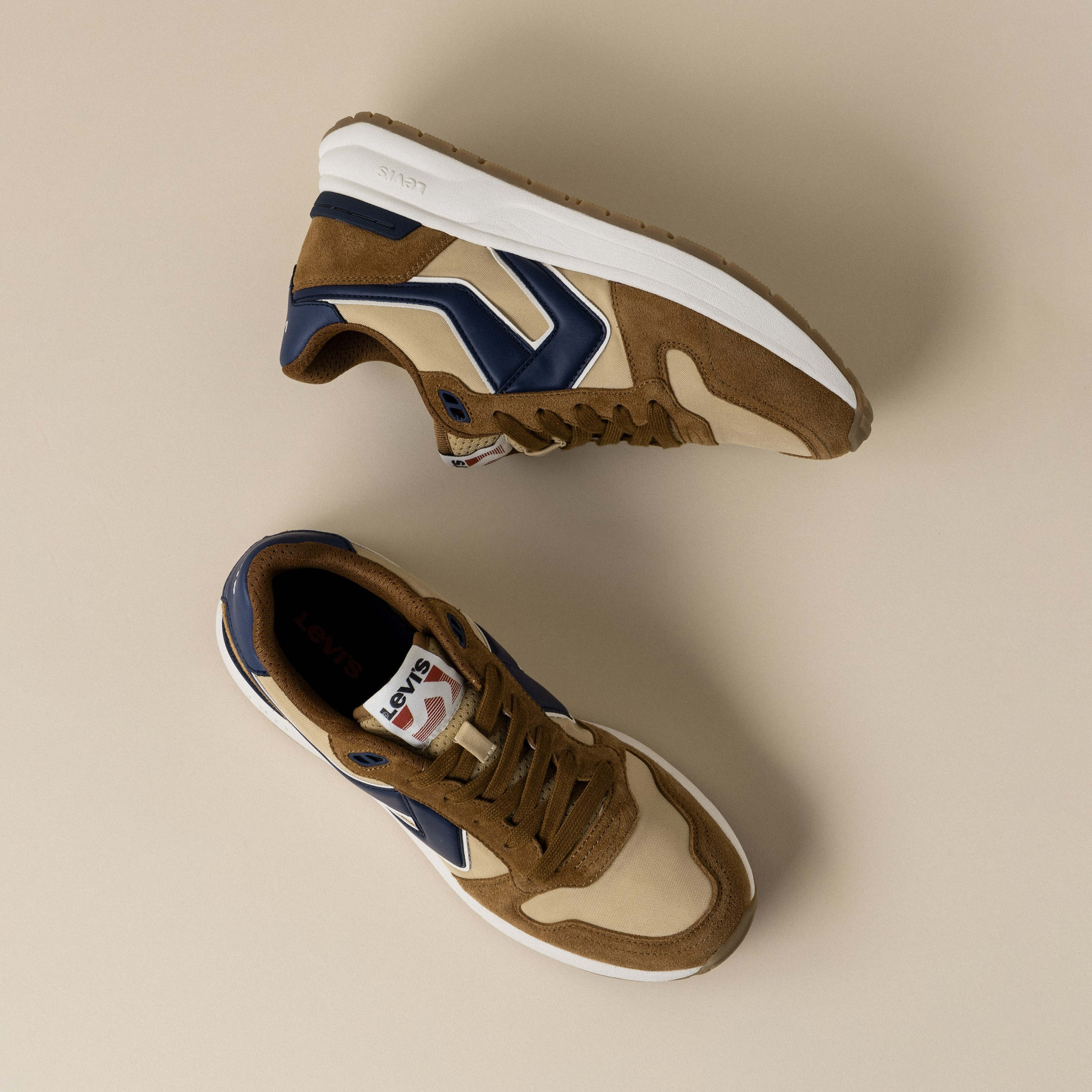 حذاء رياضي تشارج برباط منخفض الرقبة للرجال من ليفايس | 000G00001-men-shoes-sneakers-image-2