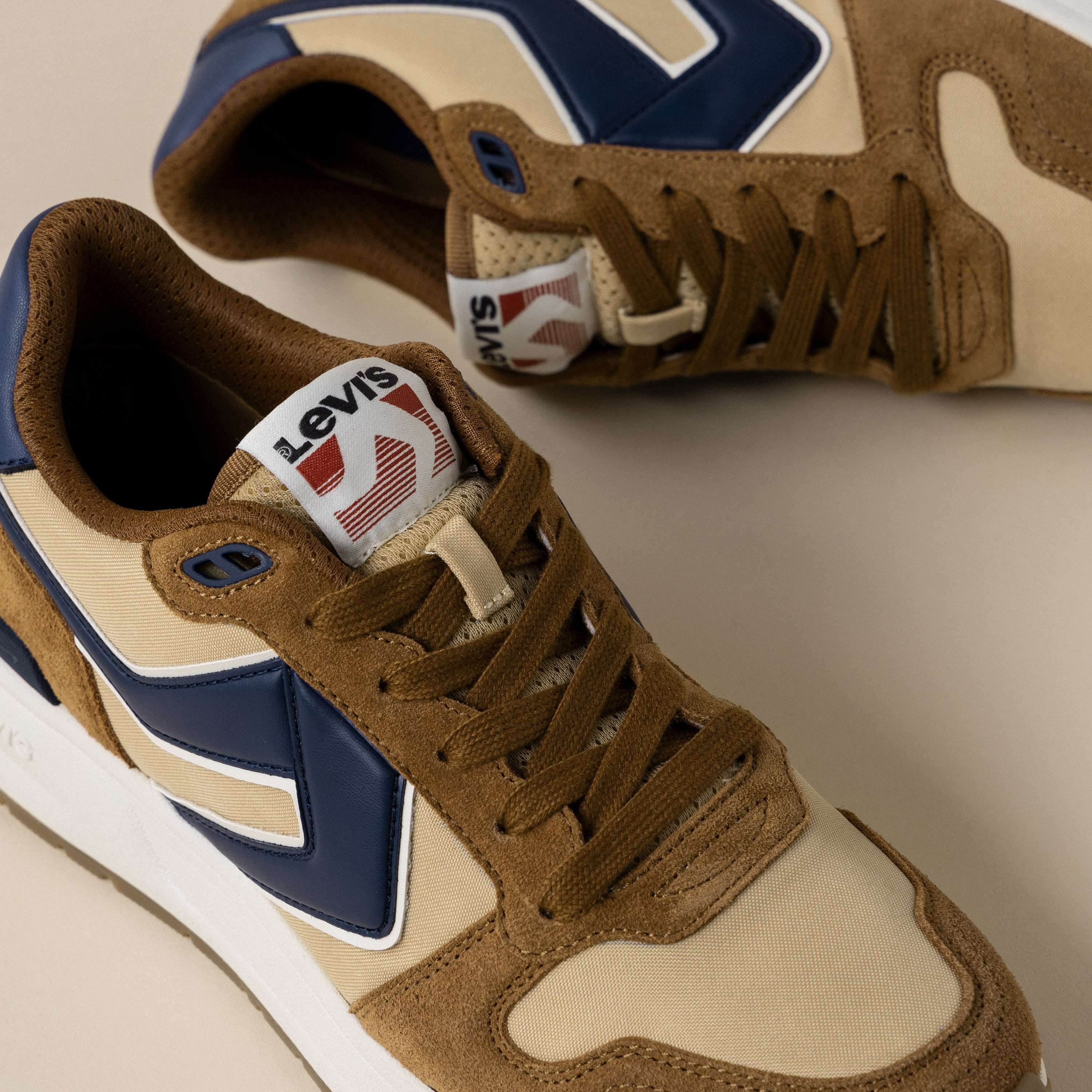 حذاء رياضي تشارج برباط منخفض الرقبة للرجال من ليفايس | 000G00001-men-shoes-sneakers-image-3