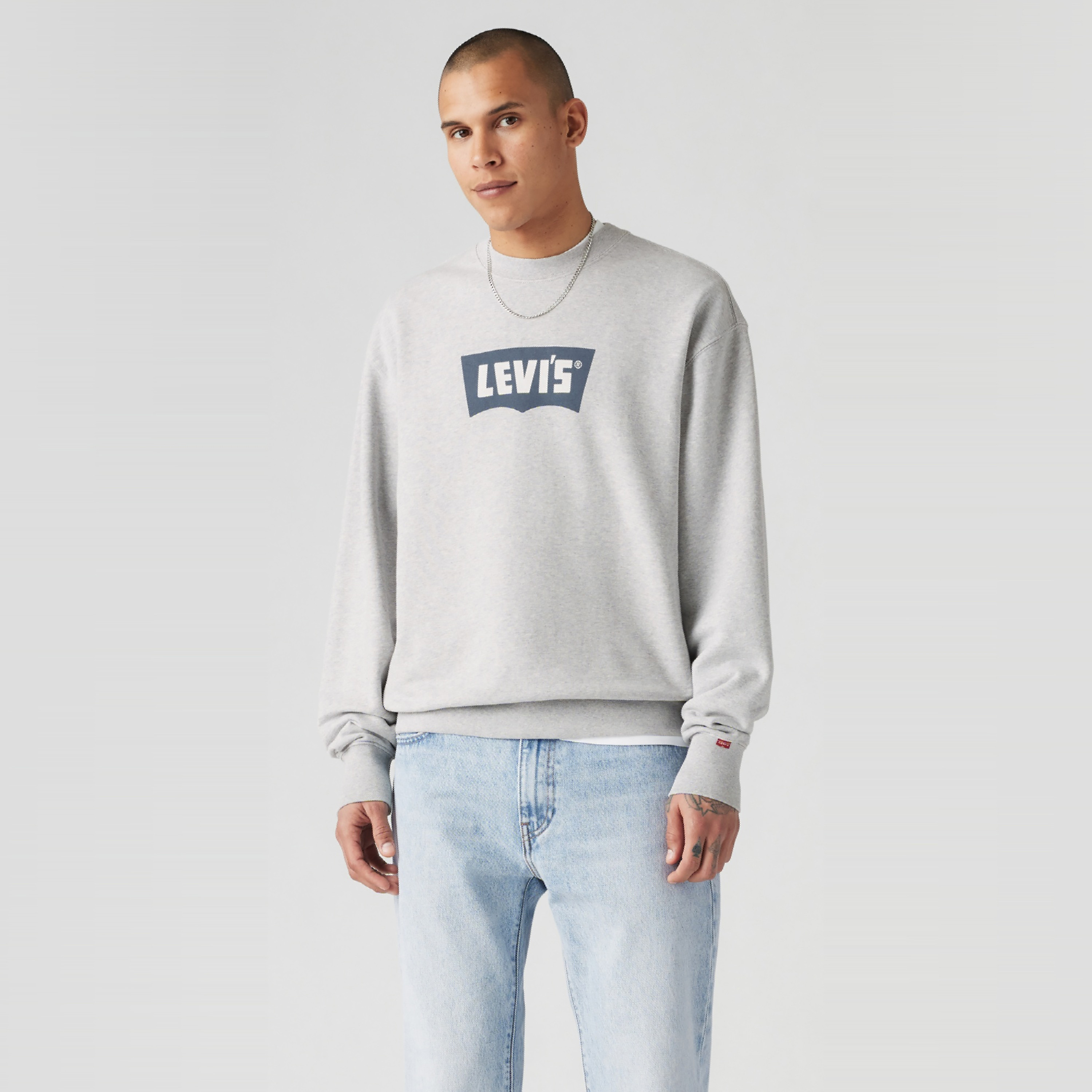 سويت شيرت رجالي بشعار برقبة دائرية وأكمام طويلة من ليفايس-men-clothing-hoodiesandsweatshirts-image-1