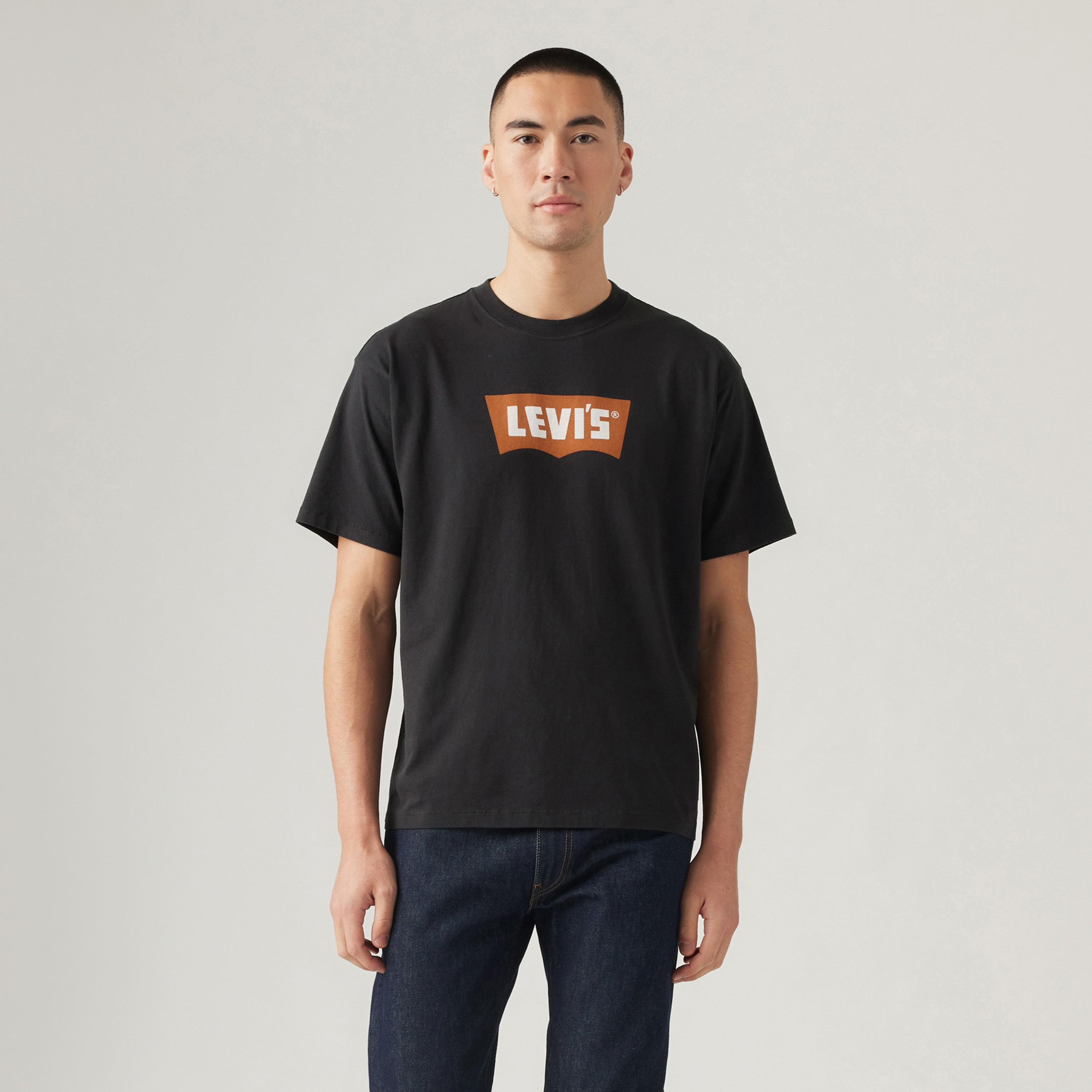 تي شيرت رجالي مطبوع برقبة دائرية وأكمام قصيرة من ليفايس-men-clothing-tshirtsandpolos-tshirts-image-1
