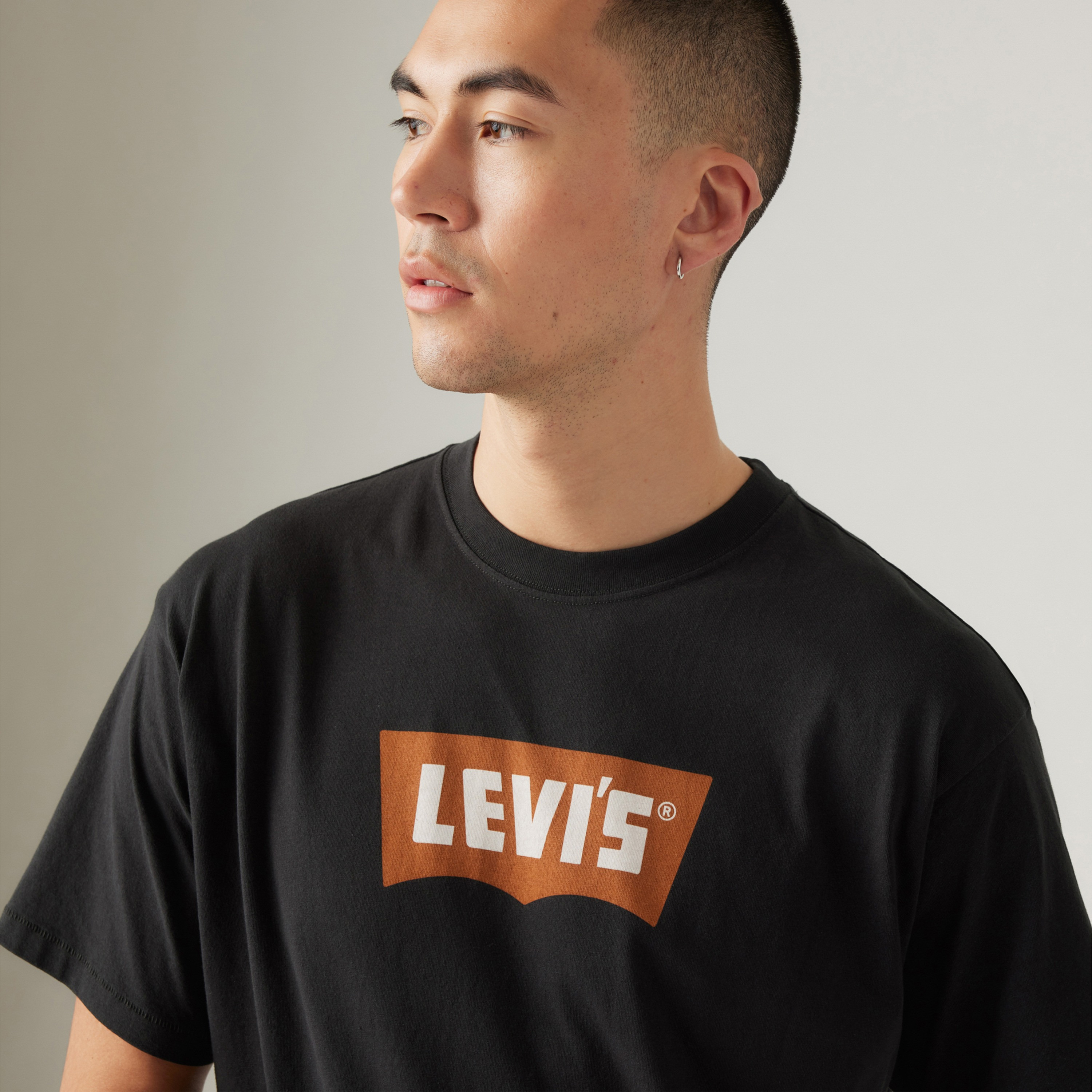 تي شيرت رجالي مطبوع برقبة دائرية وأكمام قصيرة من ليفايس-men-clothing-tshirtsandpolos-tshirts-image-2