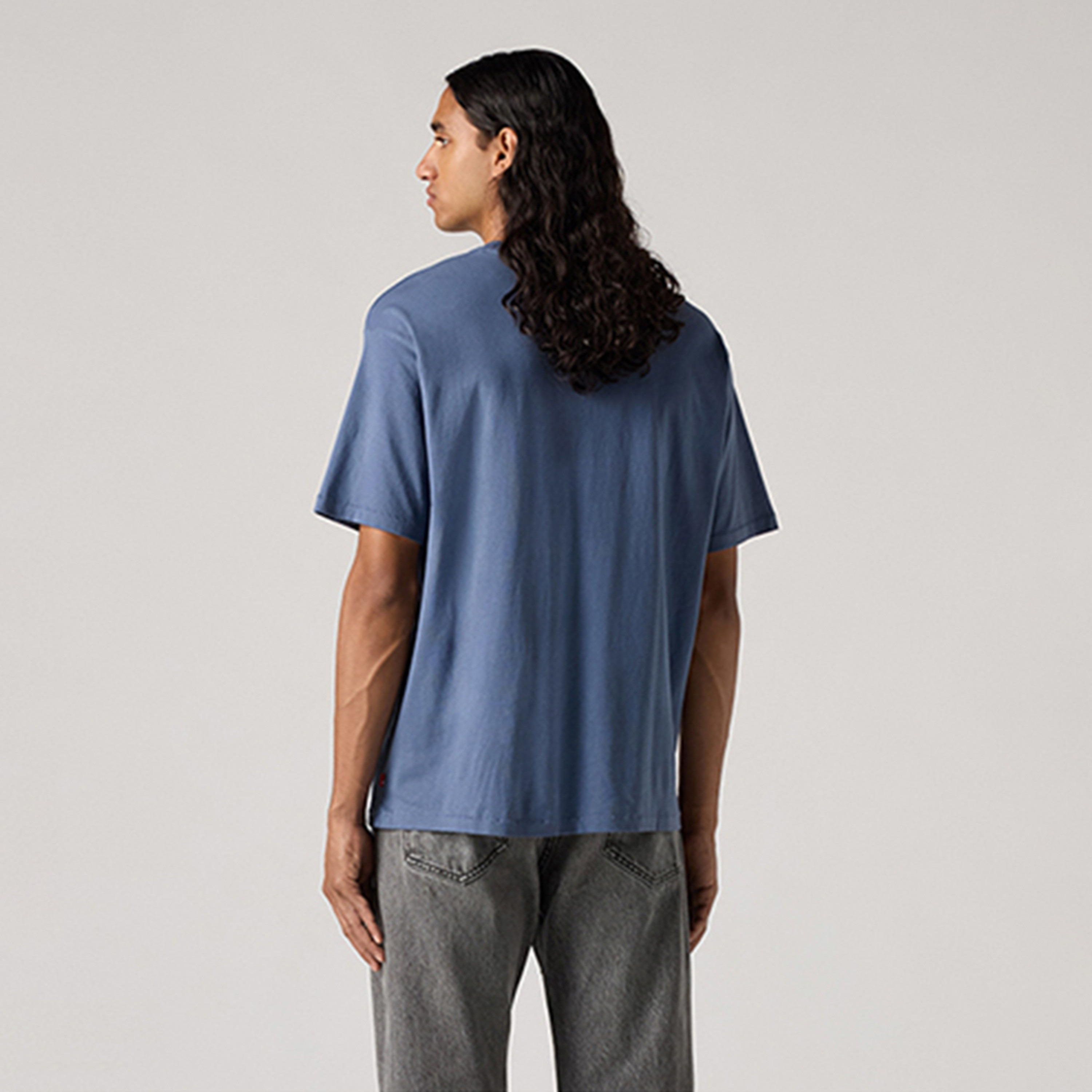 تي شيرت رجالي بأكمام قصيرة وياقة دائرية وطبعة شعار من ليفايس-men-clothing-tshirtsandpolos-tshirts-image-2