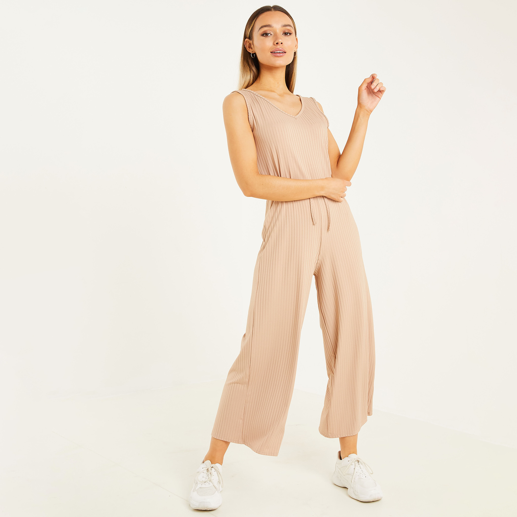  بذلة نسائي بيج مضلع بياقة على شكل وي بدون أكمام وربطة عنق من كويز-women-clothing-jumpsuits-image-1