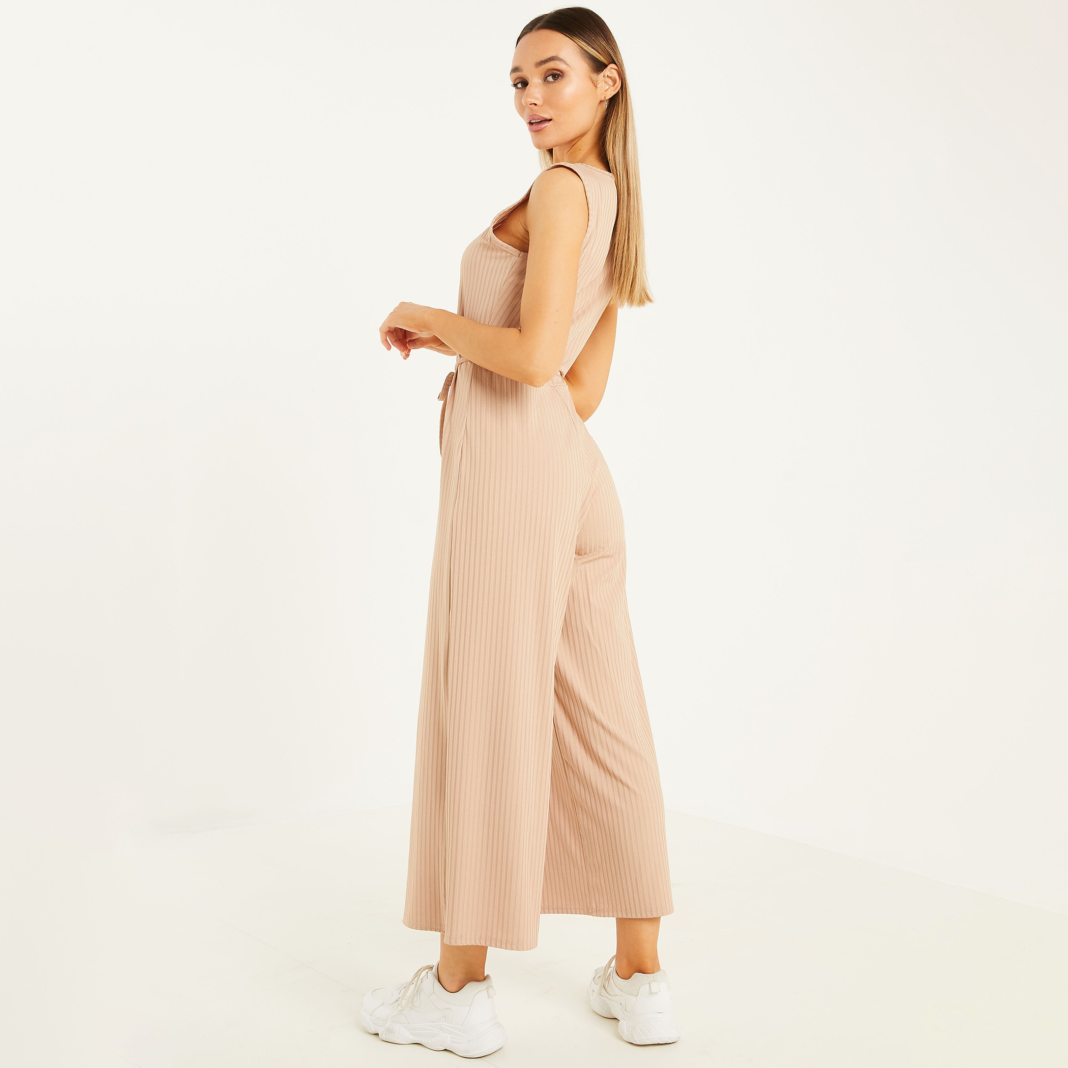  بذلة نسائي بيج مضلع بياقة على شكل وي بدون أكمام وربطة عنق من كويز-women-clothing-jumpsuits-image-2