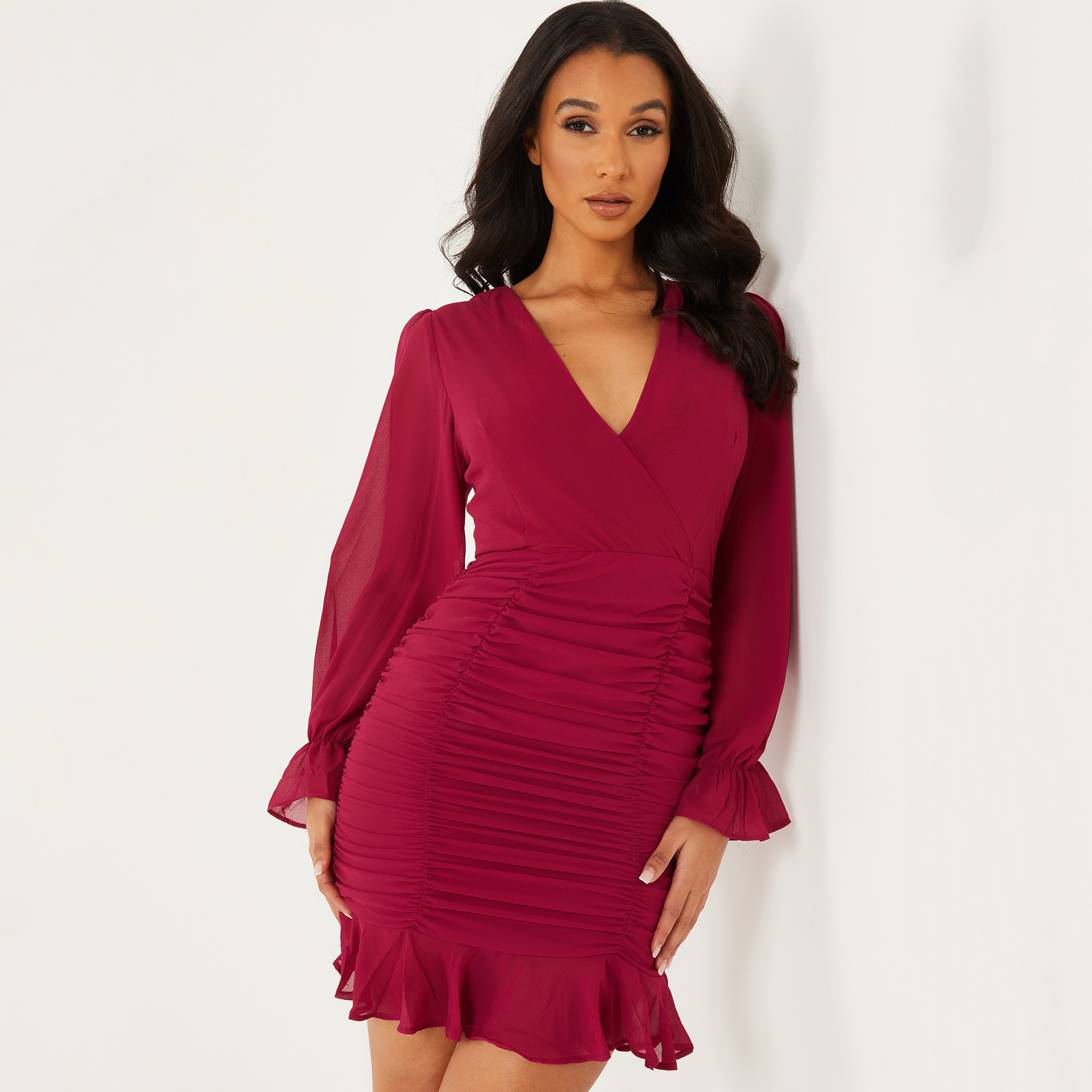 فستان ميني من كويز نسائي بلون ماجنتا برقبة على شكل وى مع مزين بكشكشة-women-clothing-dresses-image-1