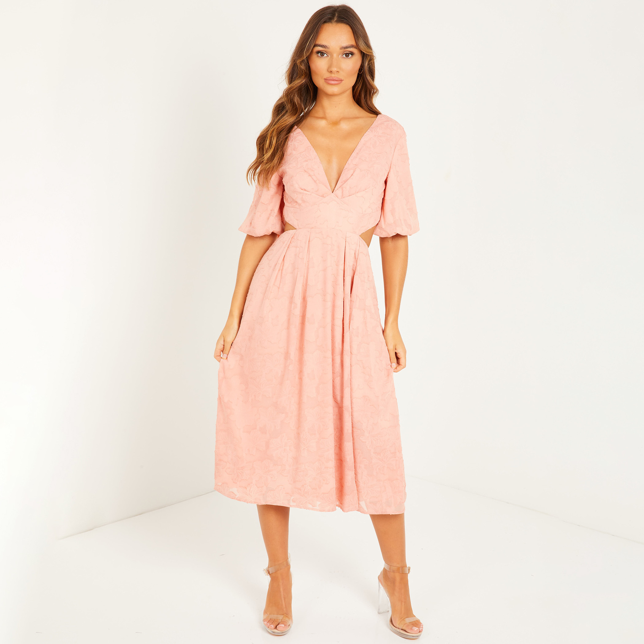 فستان متوسط ​​الطول برقبة على شكل وي وأكمام منفوخة مزين بالدراق للنساء من كويز-women-clothing-dresses-image-1