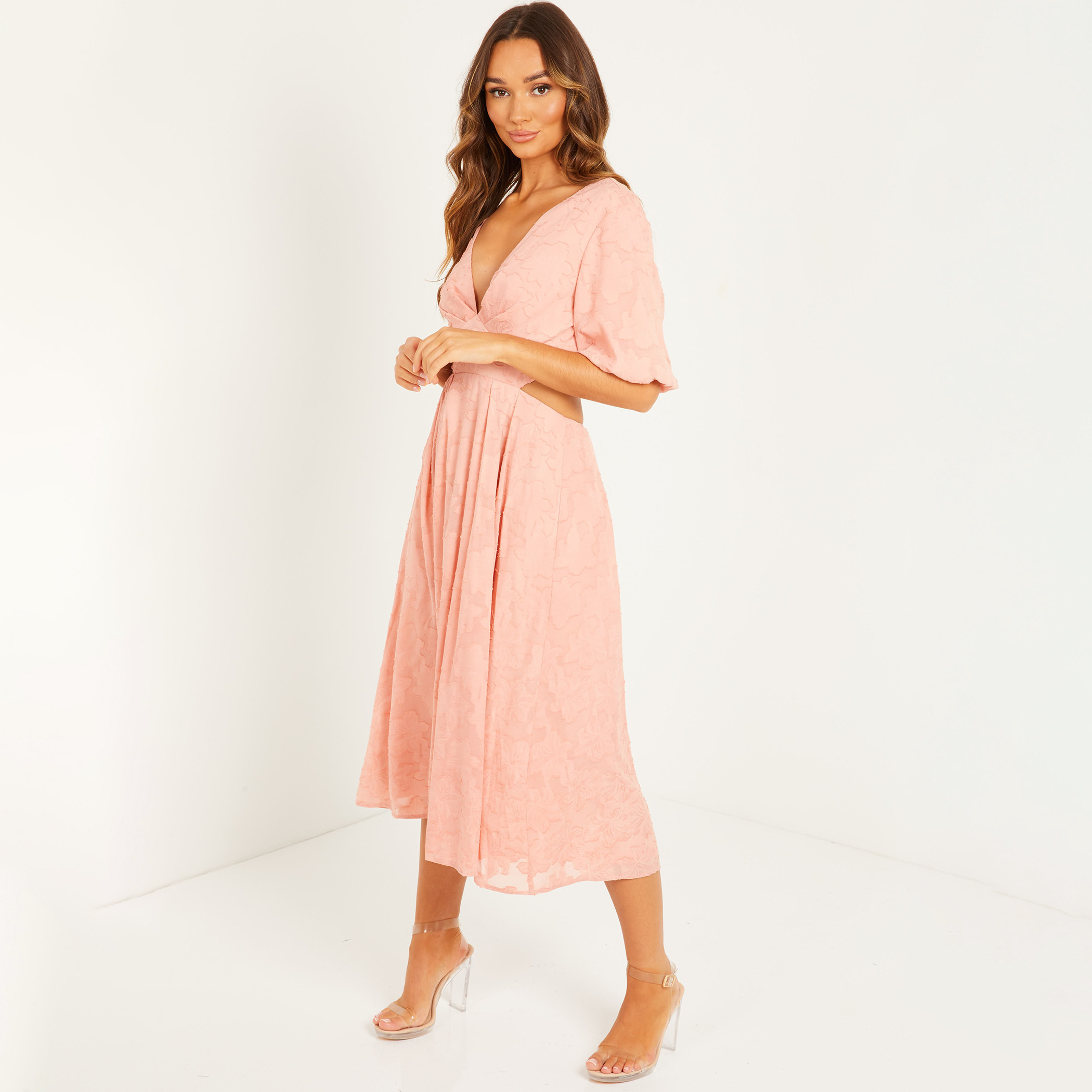 فستان متوسط ​​الطول برقبة على شكل وي وأكمام منفوخة مزين بالدراق للنساء من كويز-women-clothing-dresses-image-4