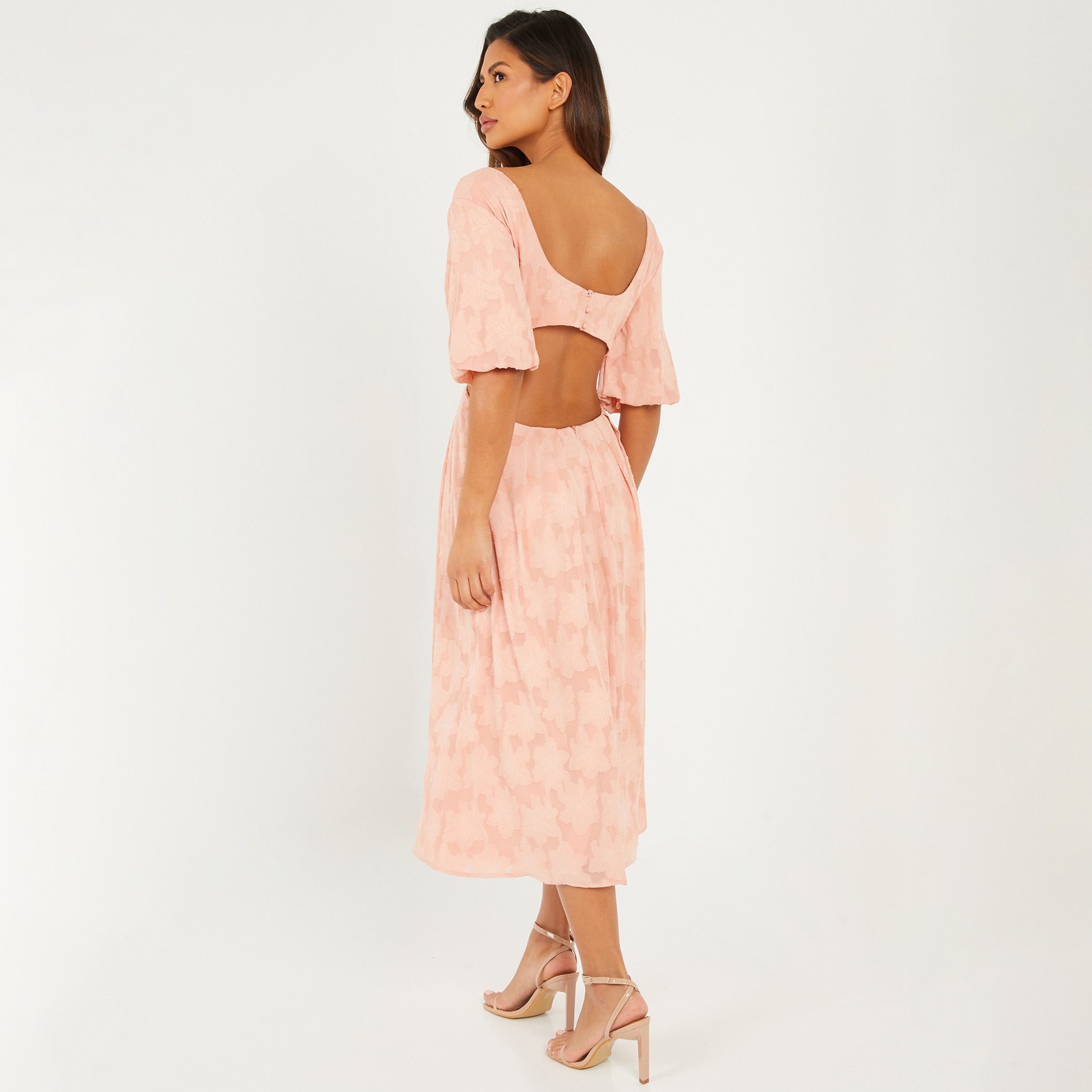 فستان متوسط ​​الطول برقبة على شكل وي وأكمام منفوخة مزين بالدراق للنساء من كويز-women-clothing-dresses-image-6