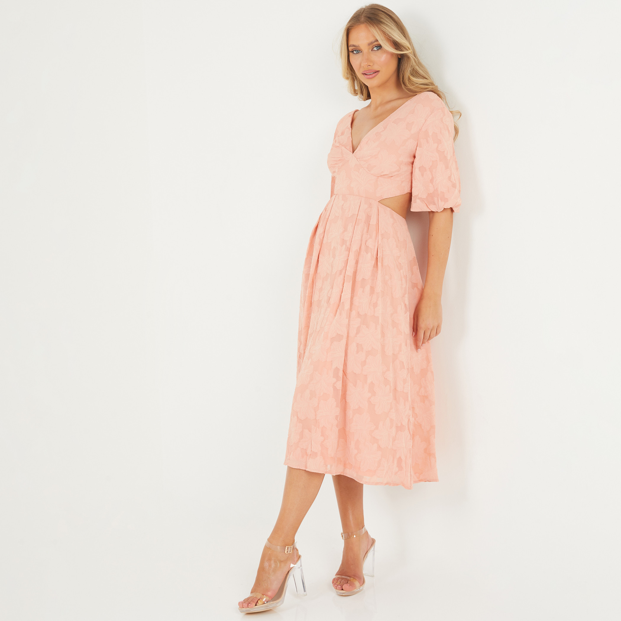 فستان متوسط ​​الطول برقبة على شكل وي وأكمام منفوخة مزين بالدراق للنساء من كويز-women-clothing-dresses-image-9