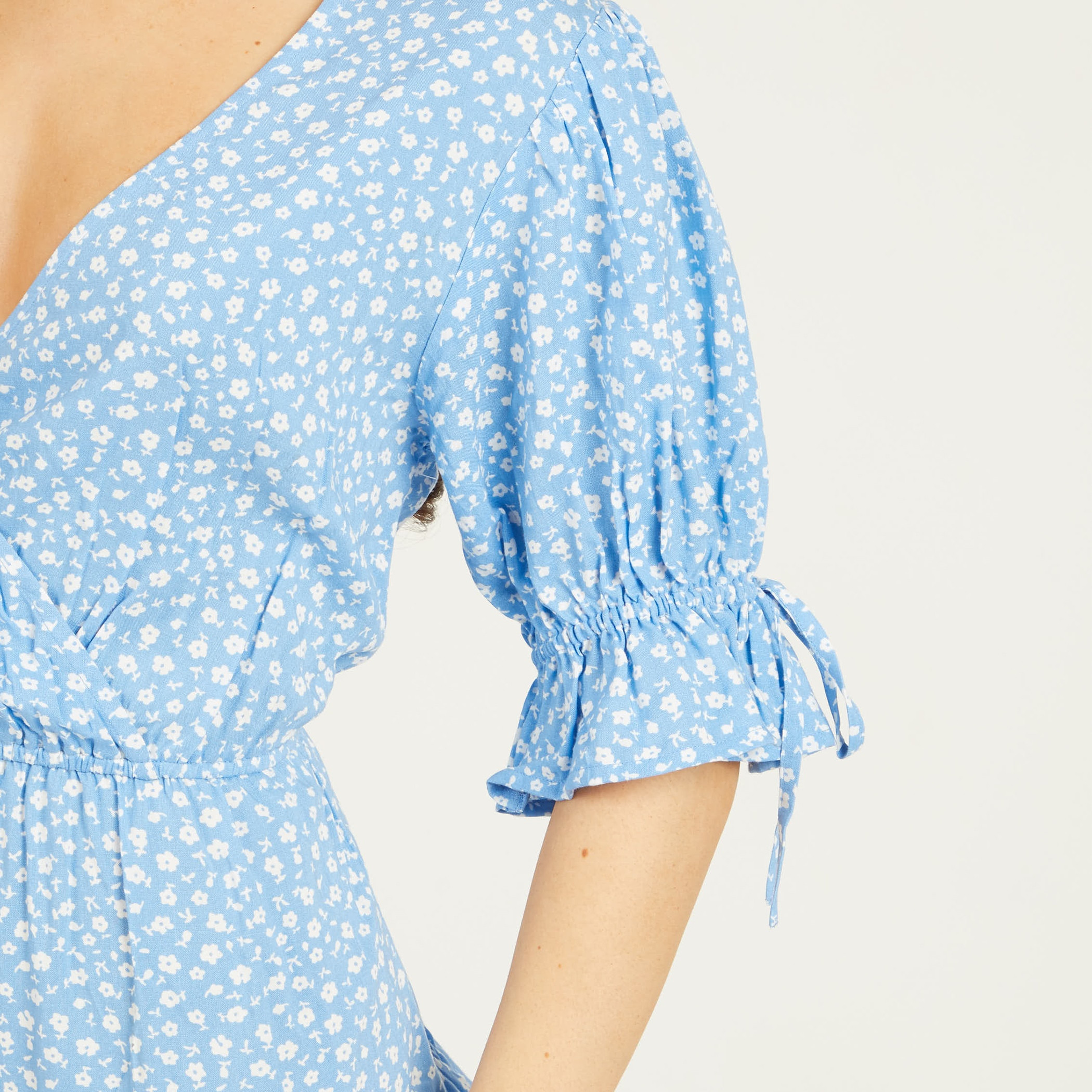 كويز - فستان قصير وياقة V للنساء - مورد - أزرق فاتح-women-clothing-dresses-image-3