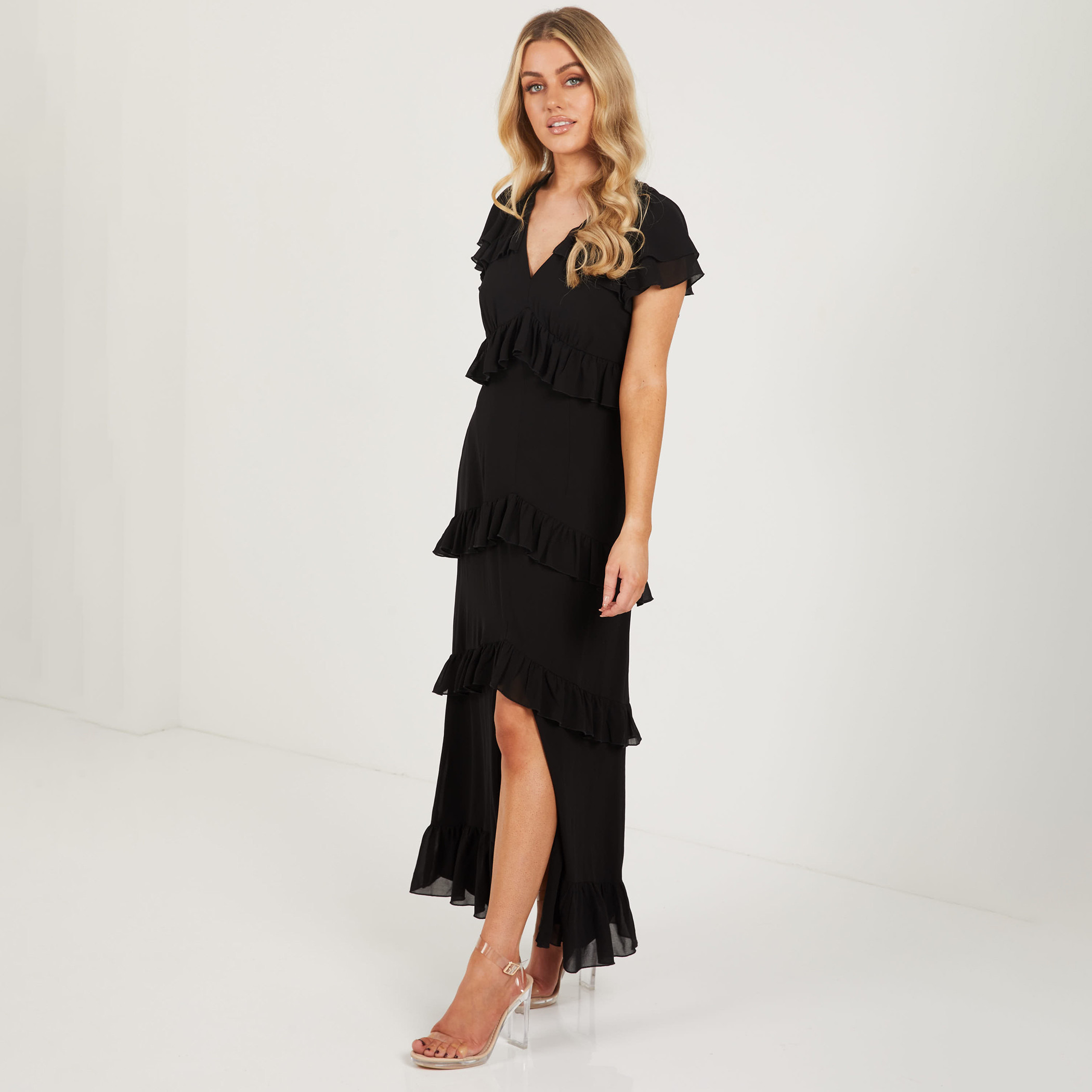 فستان ماكسي نسائي أسود بكشكشة وسحاب خلفي مفتوح الرقبه بشكل V وفتحة من الأمام من كويز-women-clothing-dresses-image-3