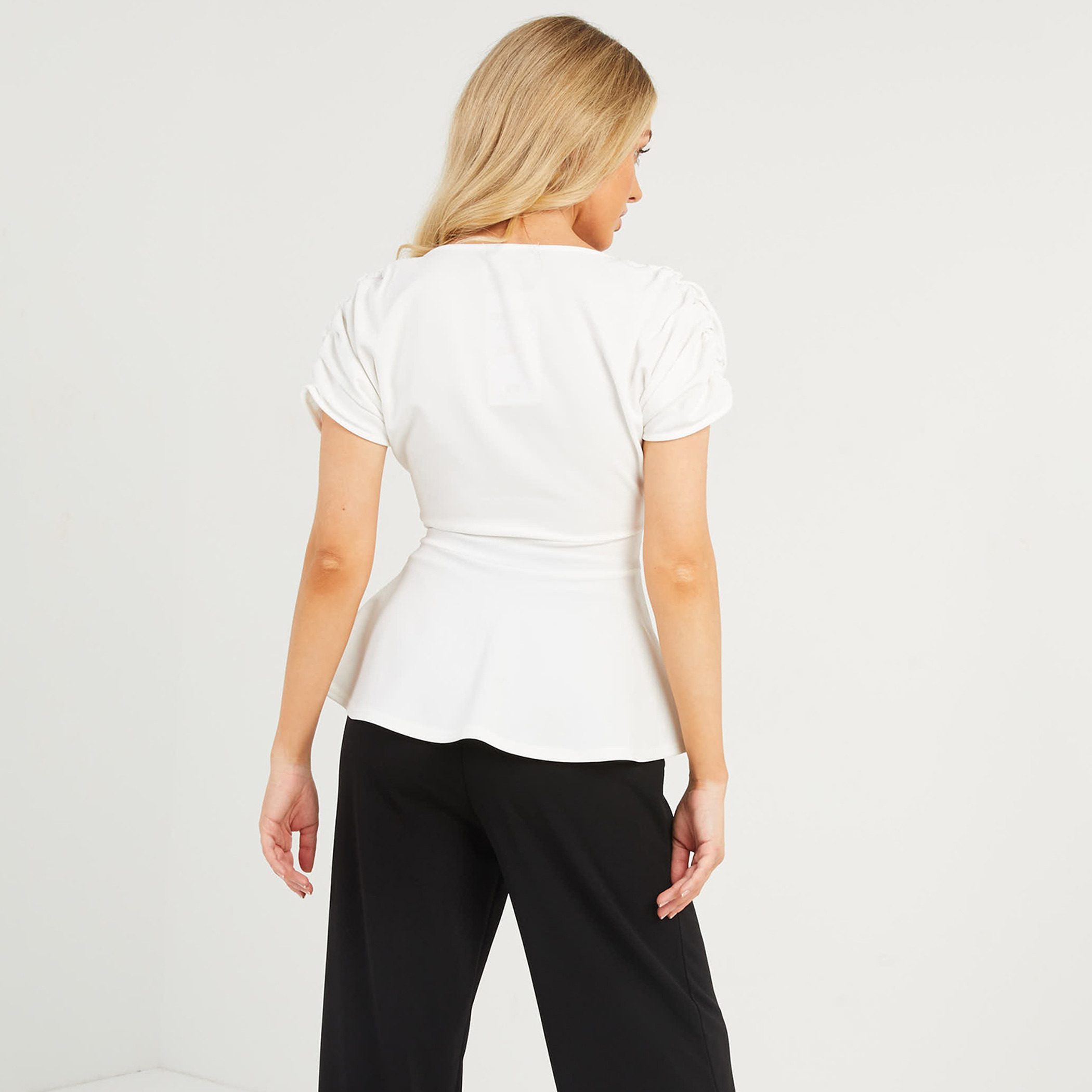بيبلوم توب كريمي نسائي من كويز سادة بياقة على شكل وي ومزين بإبزيم-women-clothing-shirtsandblouses-blouses-image-3