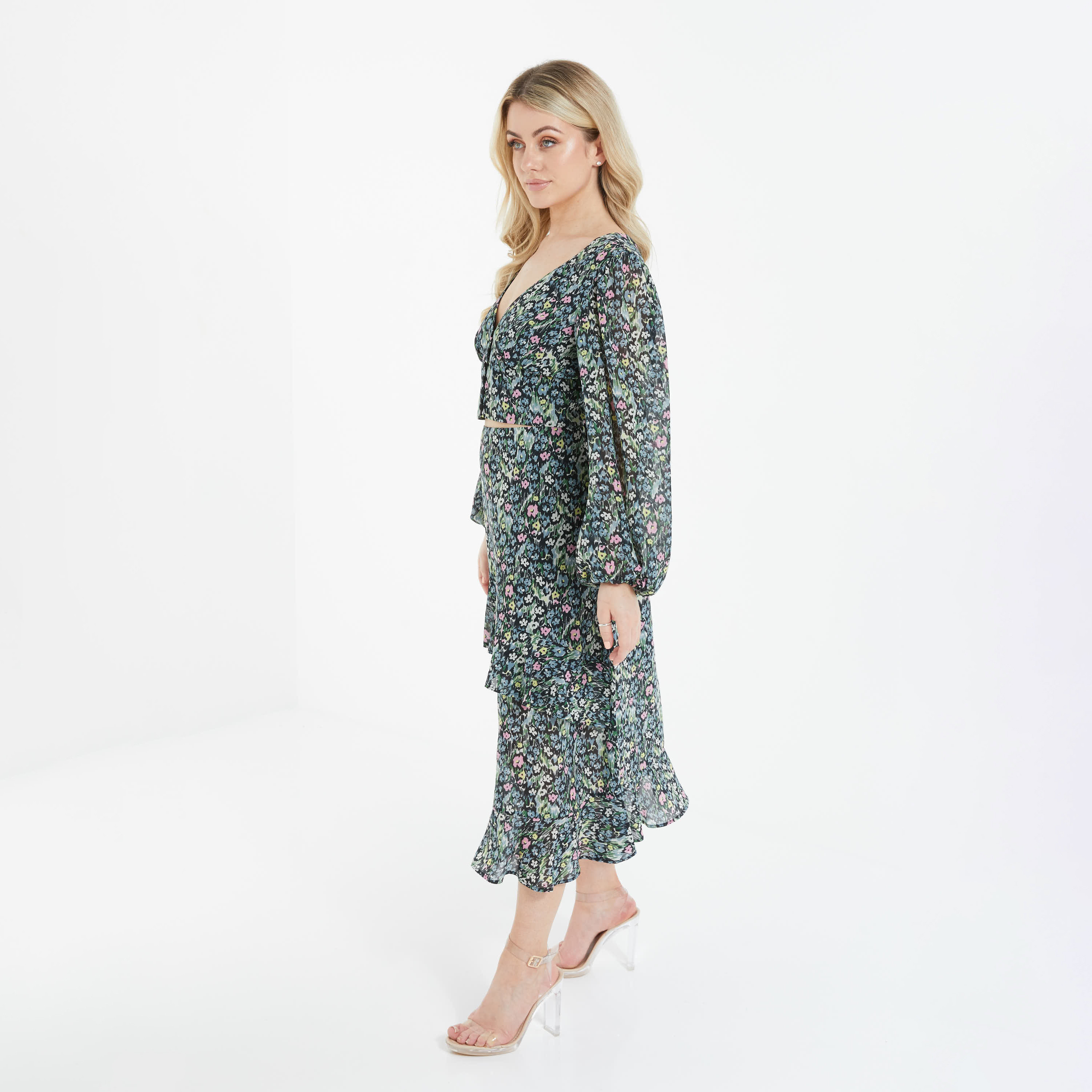 كويز - بلوزة قصيرة بأكمام طويلة وياقة V - مورد-women-clothing-shirtsandblouses-blouses-image-2