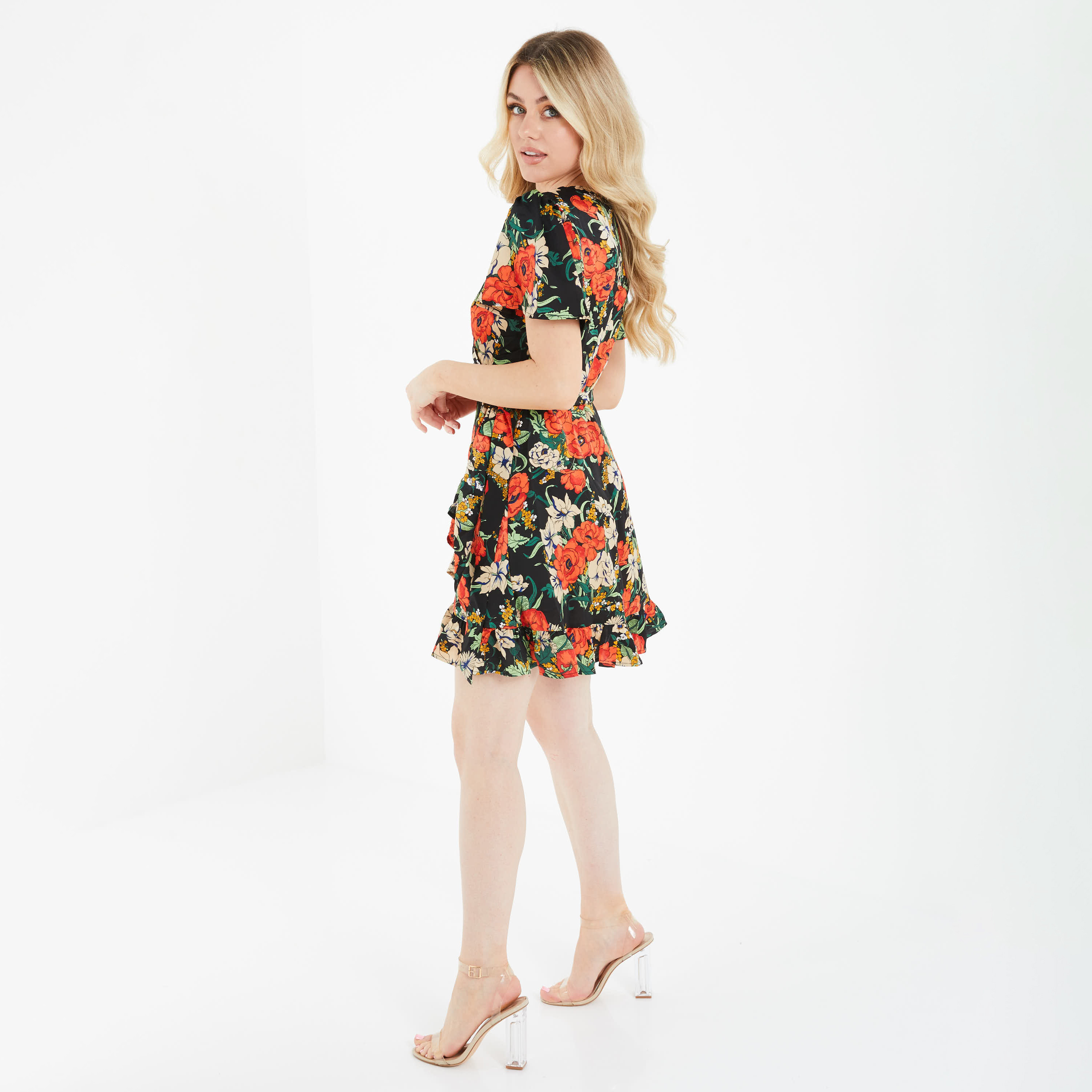 فستان قصير متزلج بياقة على شكل وى مع زهري من كويز-women-clothing-dresses-image-2
