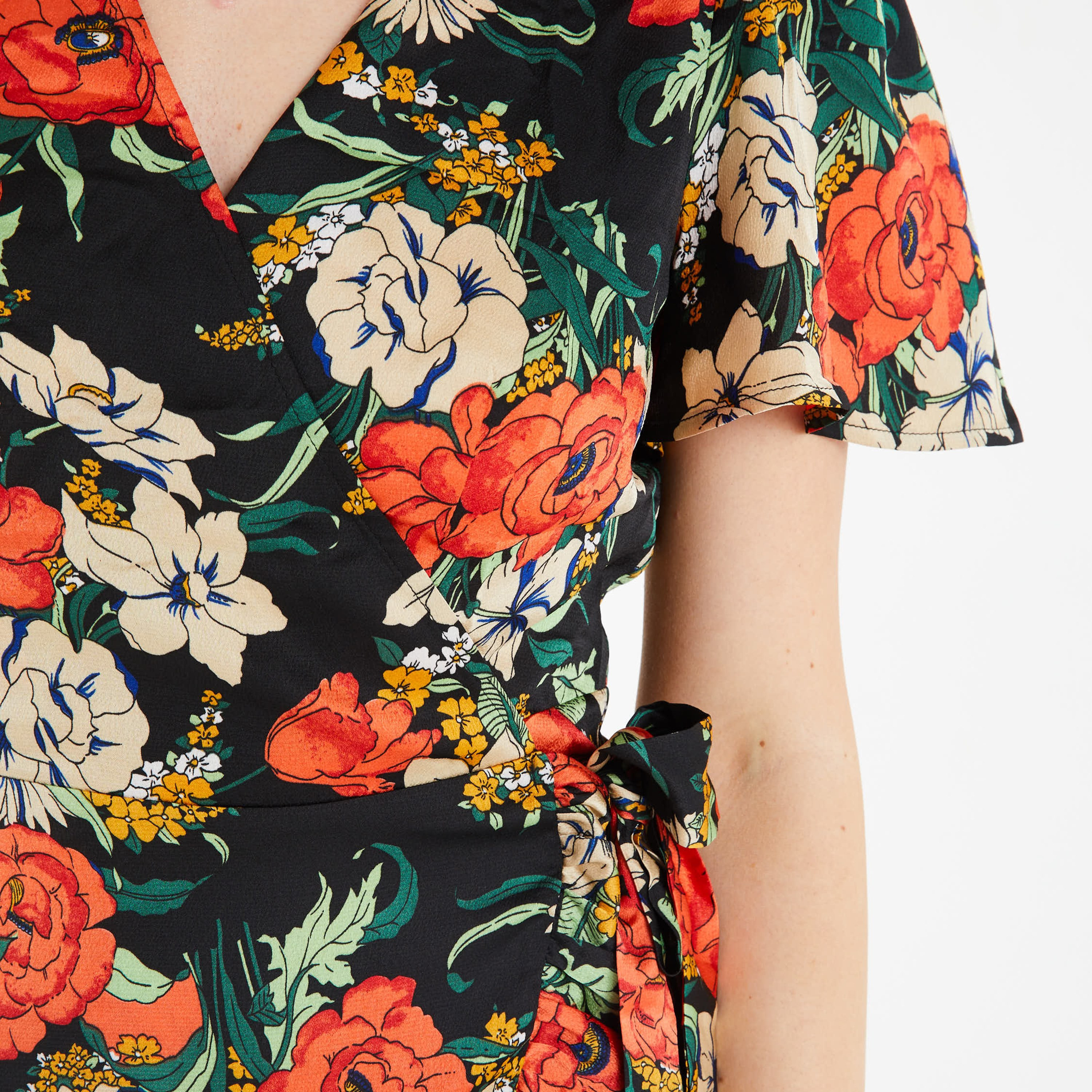 فستان قصير متزلج بياقة على شكل وى مع زهري من كويز-women-clothing-dresses-image-3