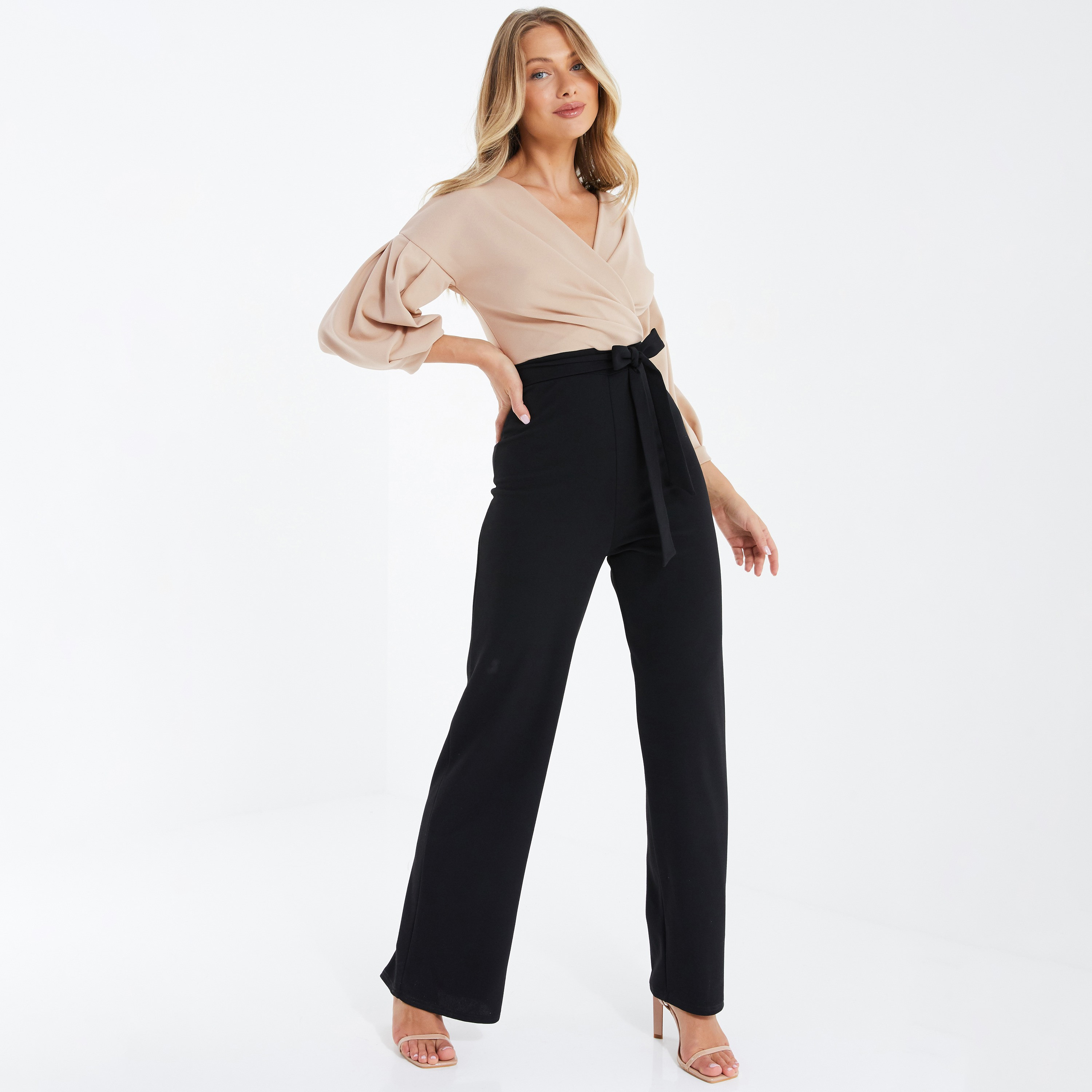 جمبسوت بأرجل واسعة وحزام مربوط مزين باللونين البيج والأسود من كويز للسيدات-women-clothing-jumpsuits-image-1