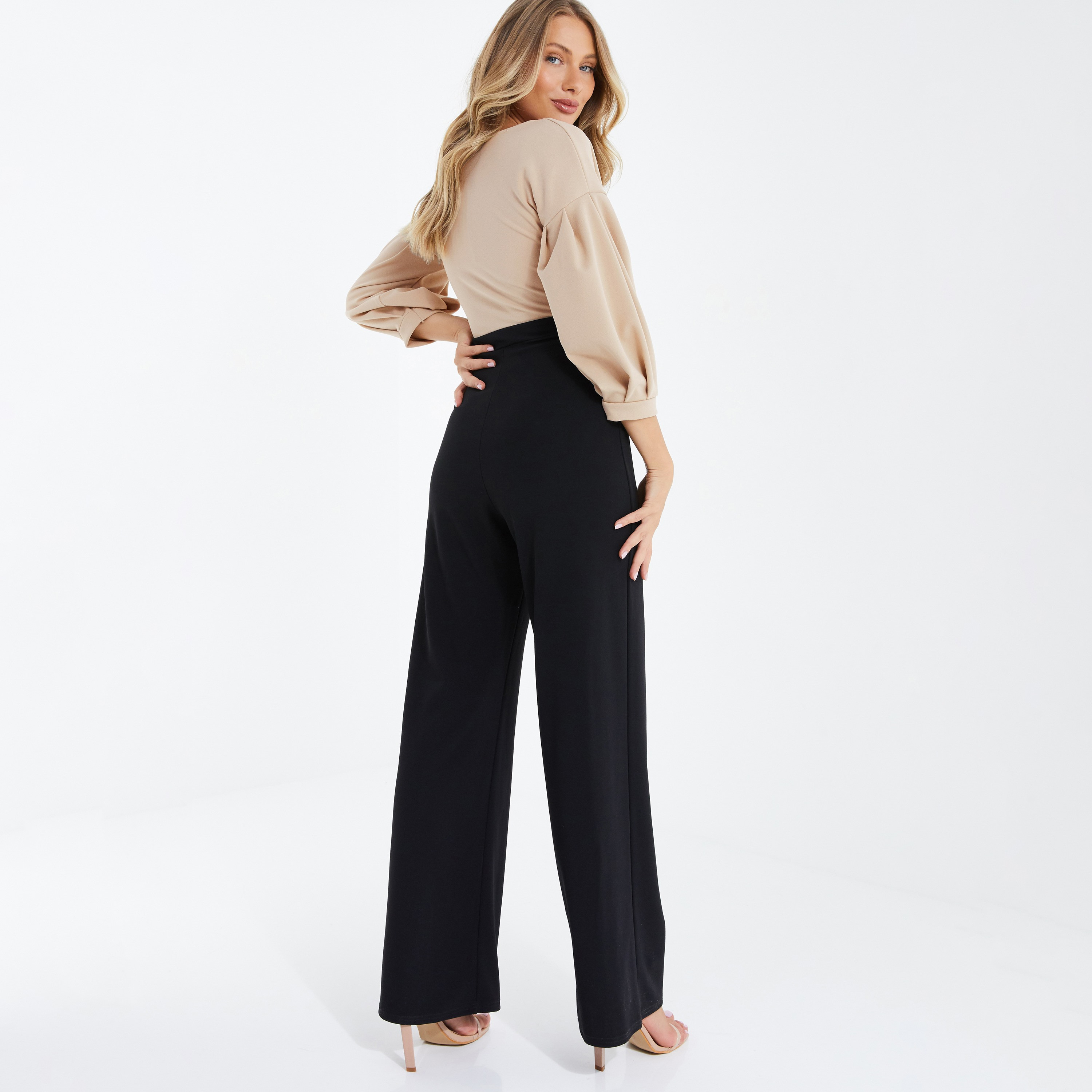 جمبسوت بأرجل واسعة وحزام مربوط مزين باللونين البيج والأسود من كويز للسيدات-women-clothing-jumpsuits-image-2