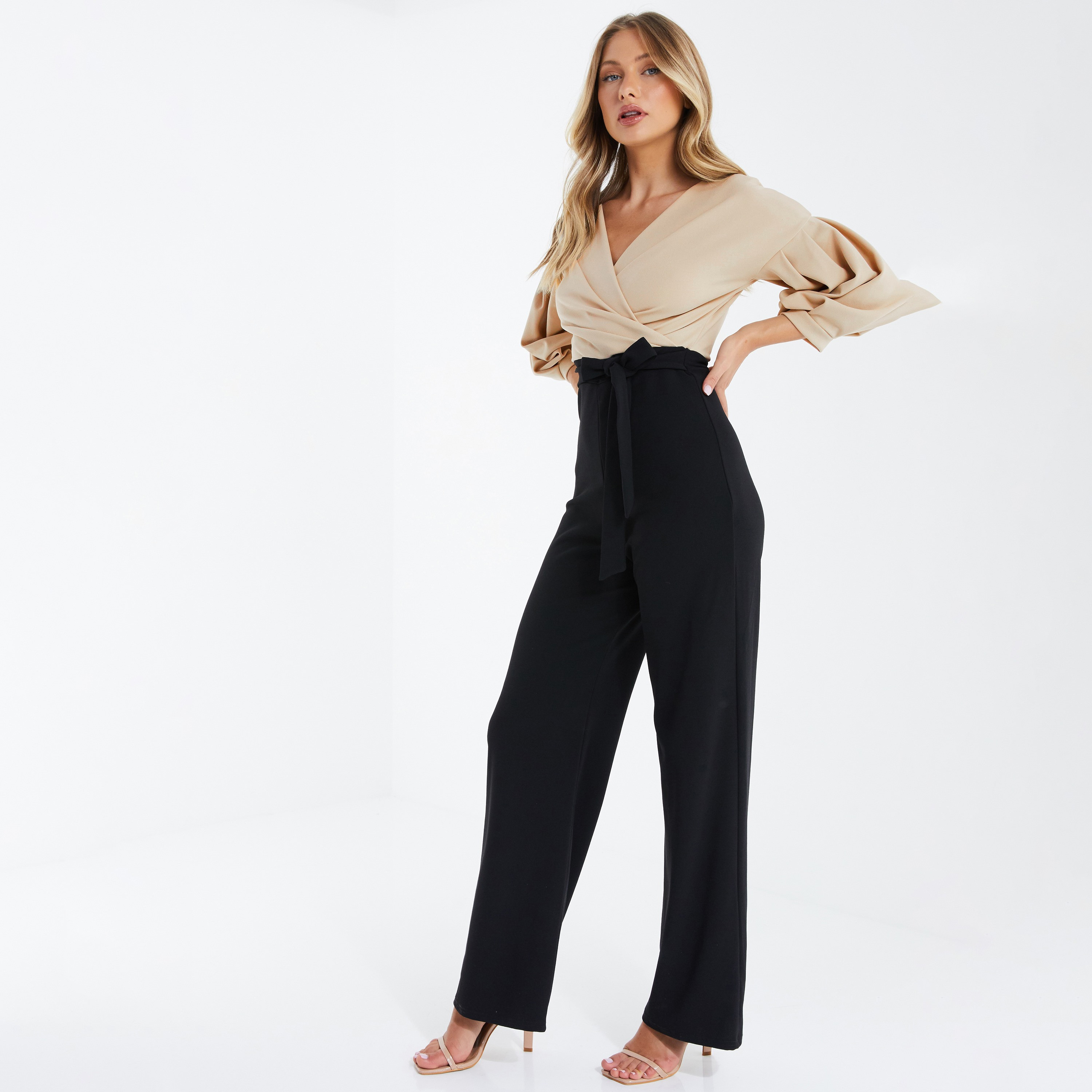 جمبسوت بأرجل واسعة وحزام مربوط مزين باللونين البيج والأسود من كويز للسيدات-women-clothing-jumpsuits-image-3