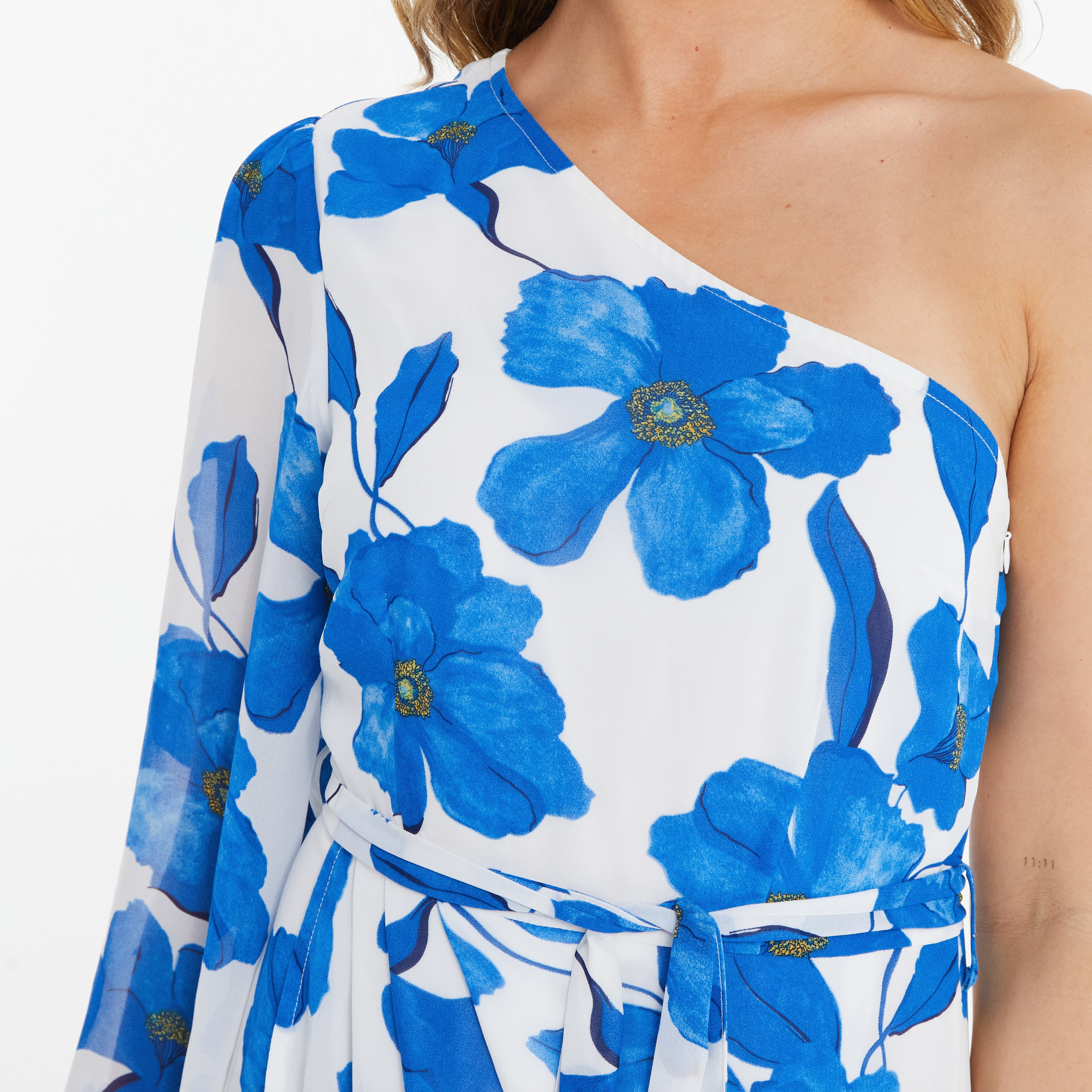 فستان مزينة بالزهور بكتف واحد بطول الركبة من كويز-women-clothing-dresses-image-3