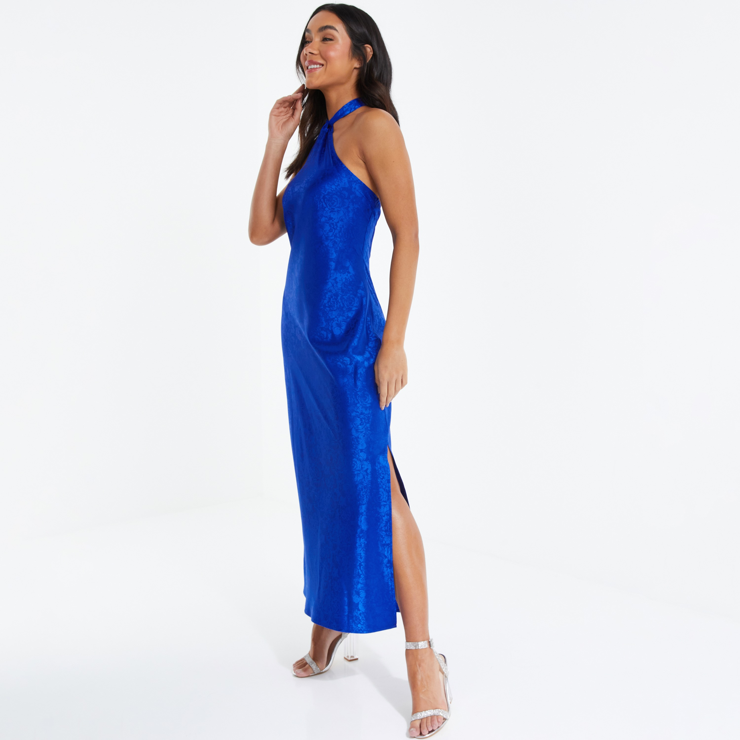 فستان مكسي بفتحة مع رقبة هالتر من كويز ساتان جاكارد-women-clothing-dresses-image-2