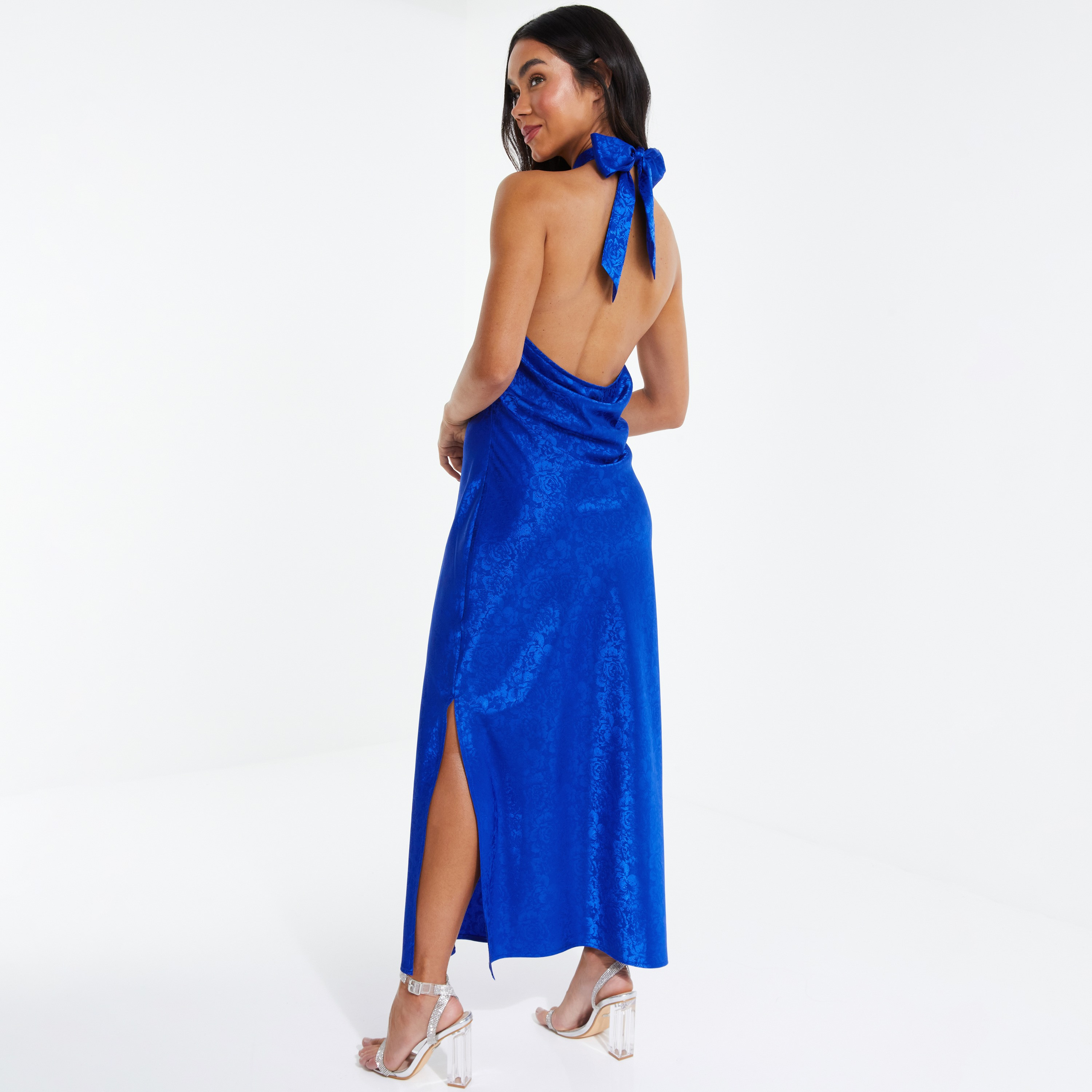 فستان مكسي بفتحة مع رقبة هالتر من كويز ساتان جاكارد-women-clothing-dresses-image-3