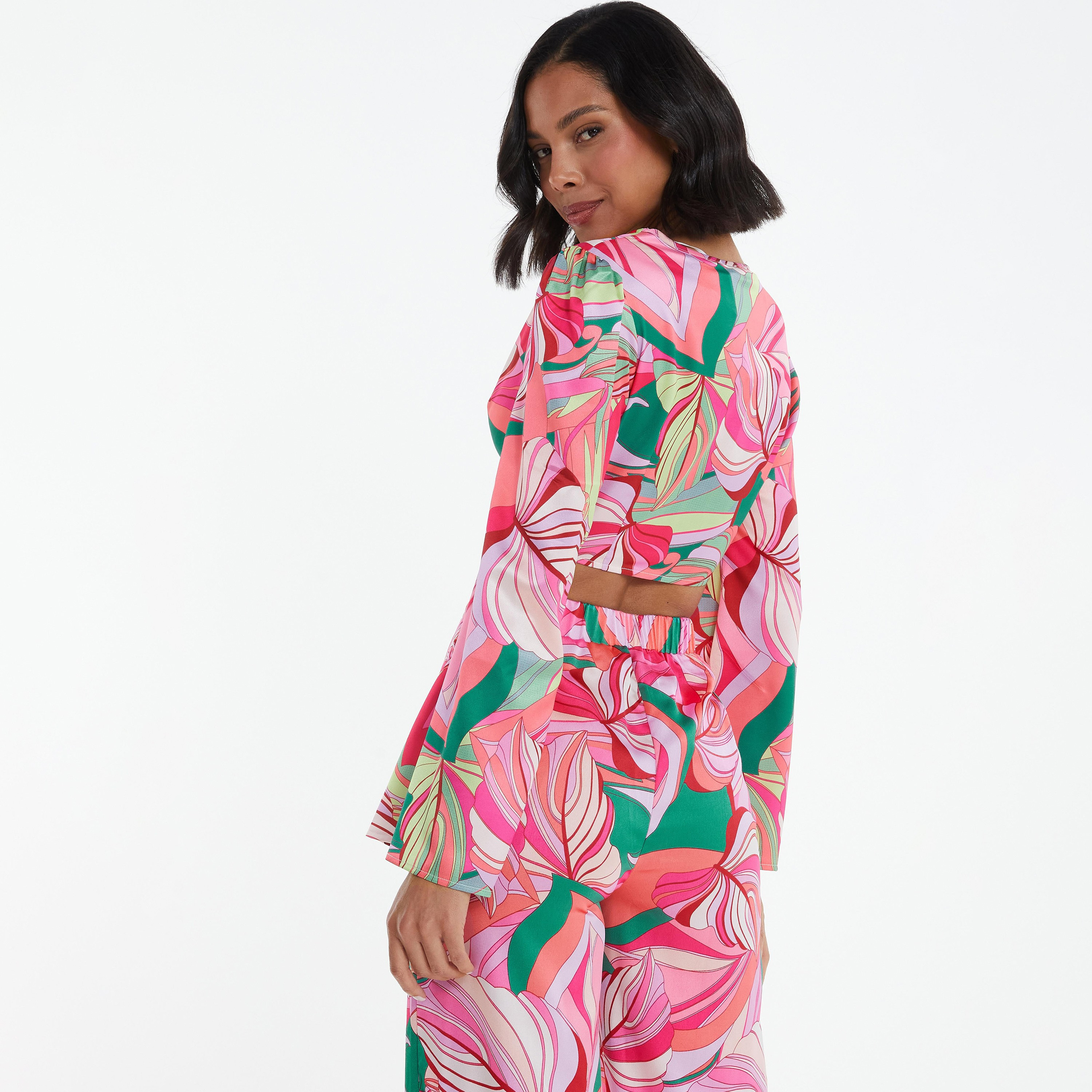  توب قصير مطبوع بأكمام طويلة وياقة على شكلV من كويز-women-clothing-shirtsandblouses-blouses-image-4