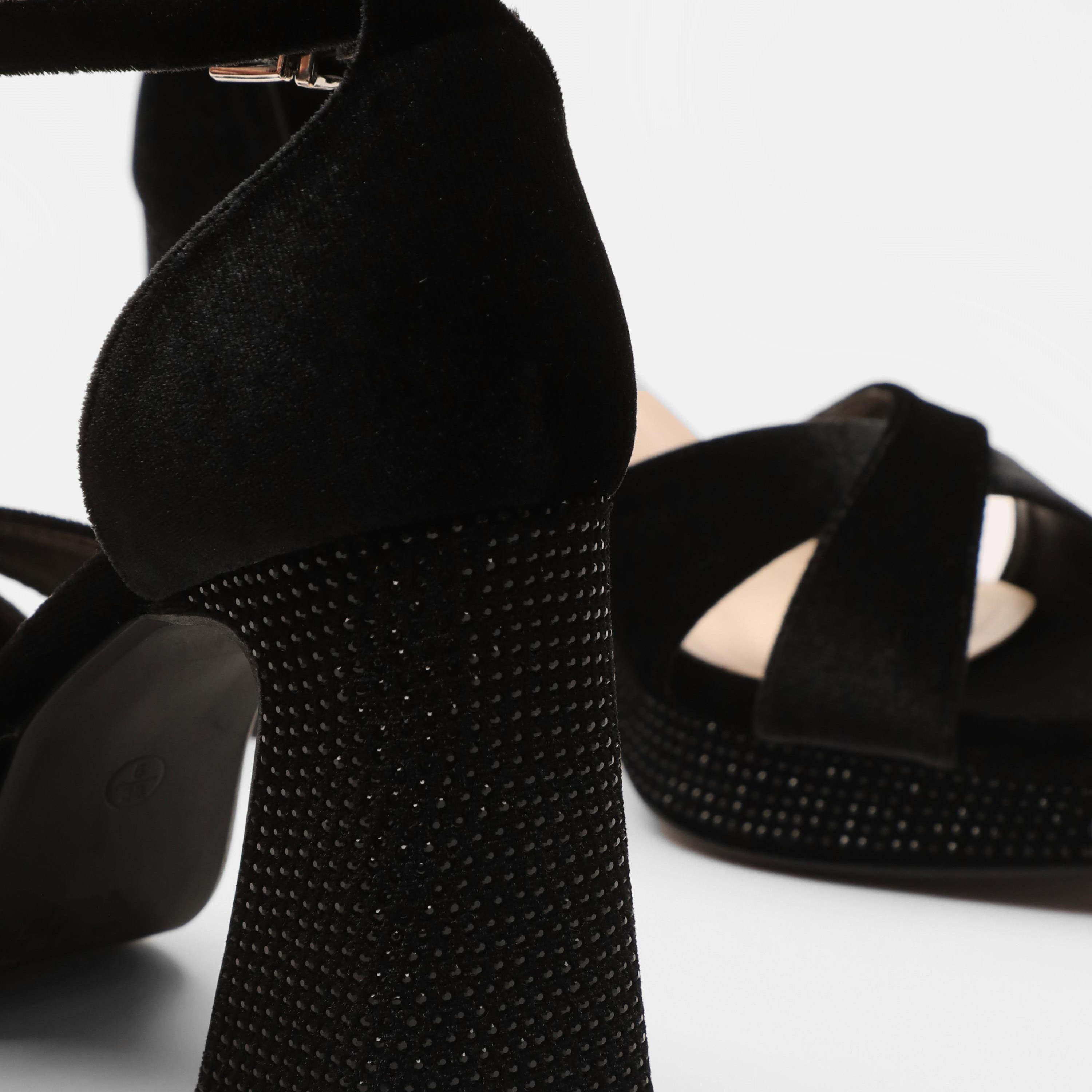 صندل نسائي من كويز بكعب عريض وشريط للكاحل مع كريستالية | 00100039910-women-shoes-heels-image-5