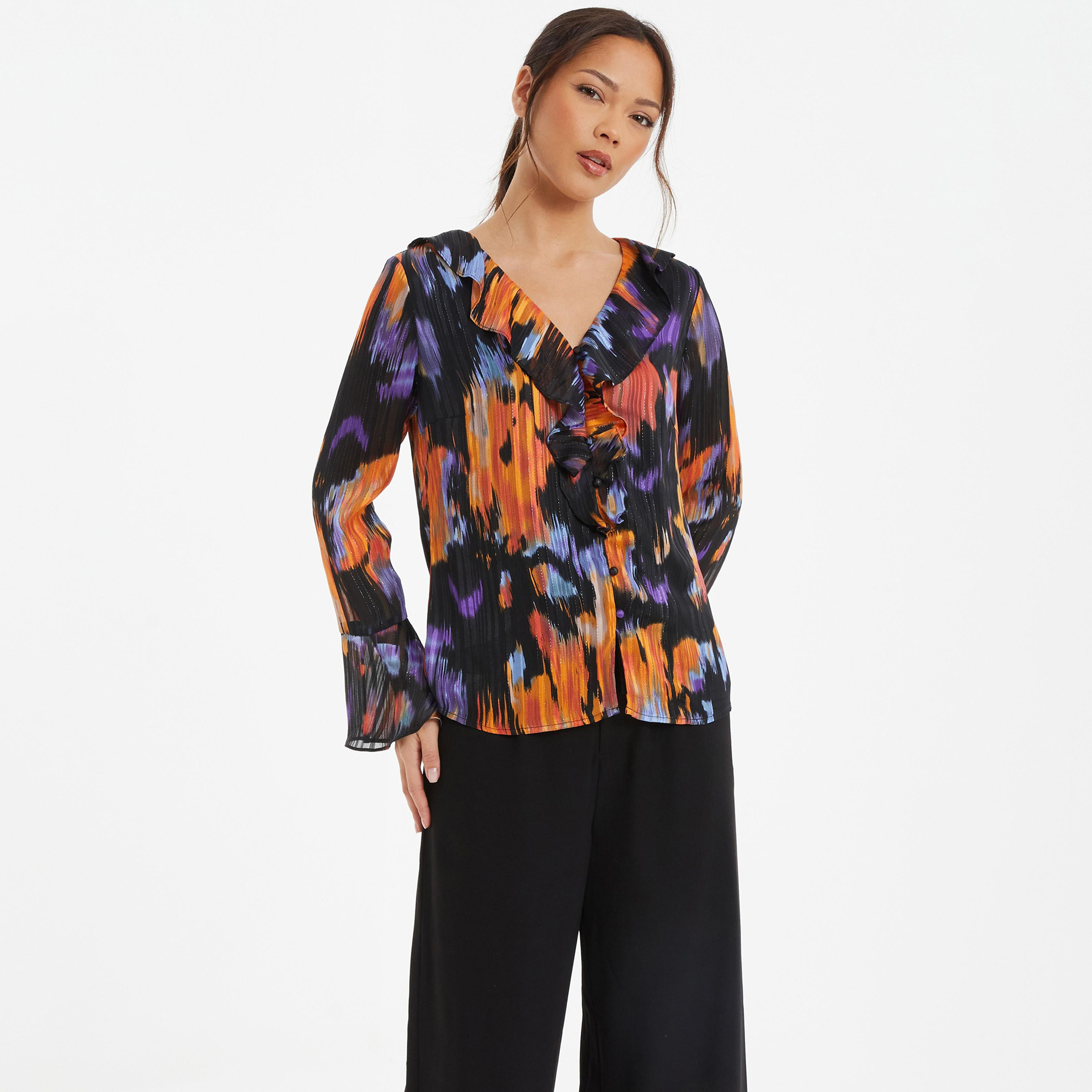 بلوزة بأكمام جرس ورقبة على شكل حرف V مطبوعة بتاي & داي من كويز -women-clothing-shirtsandblouses-blouses-image-1