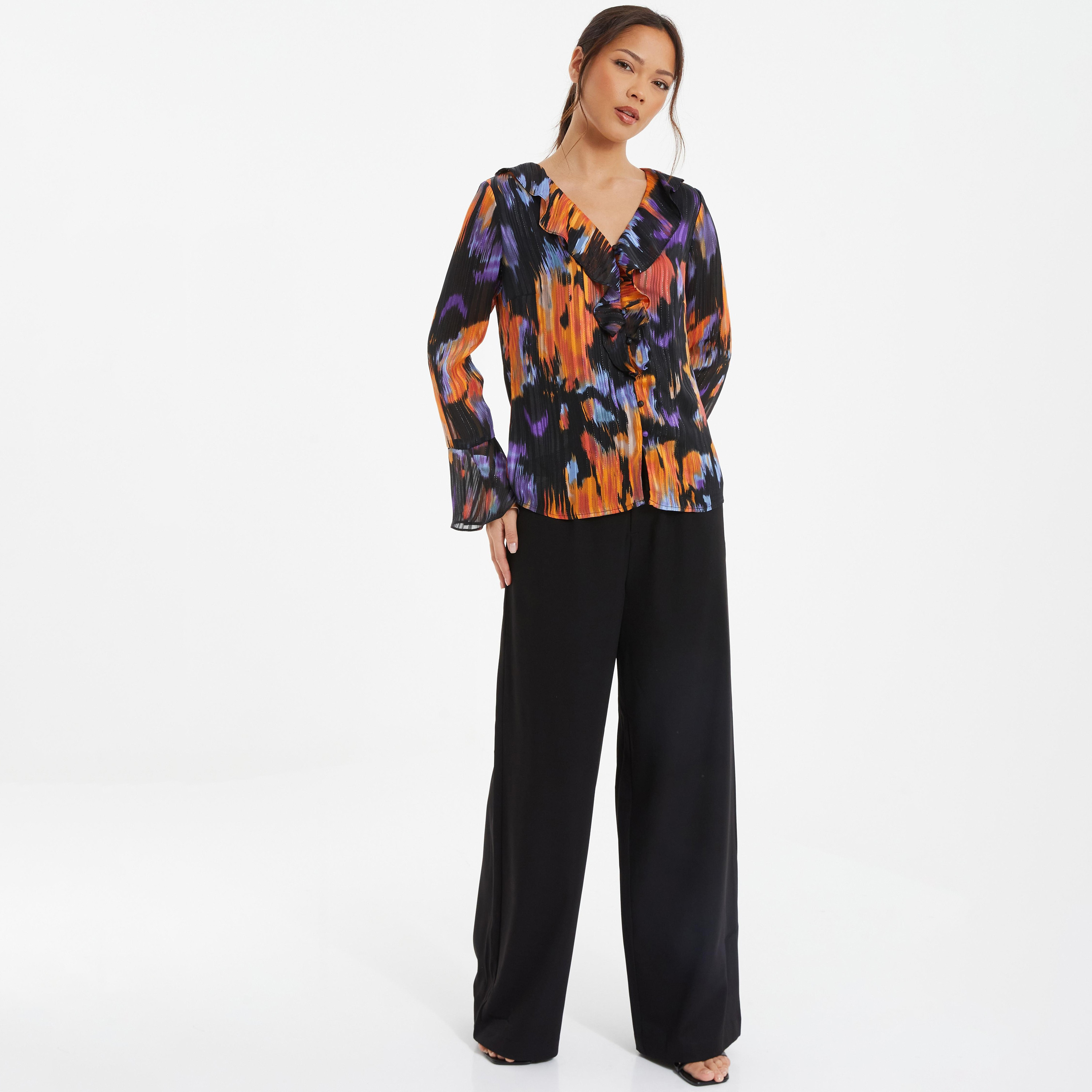 بلوزة بأكمام جرس ورقبة على شكل حرف V مطبوعة بتاي & داي من كويز -women-clothing-shirtsandblouses-blouses-image-2