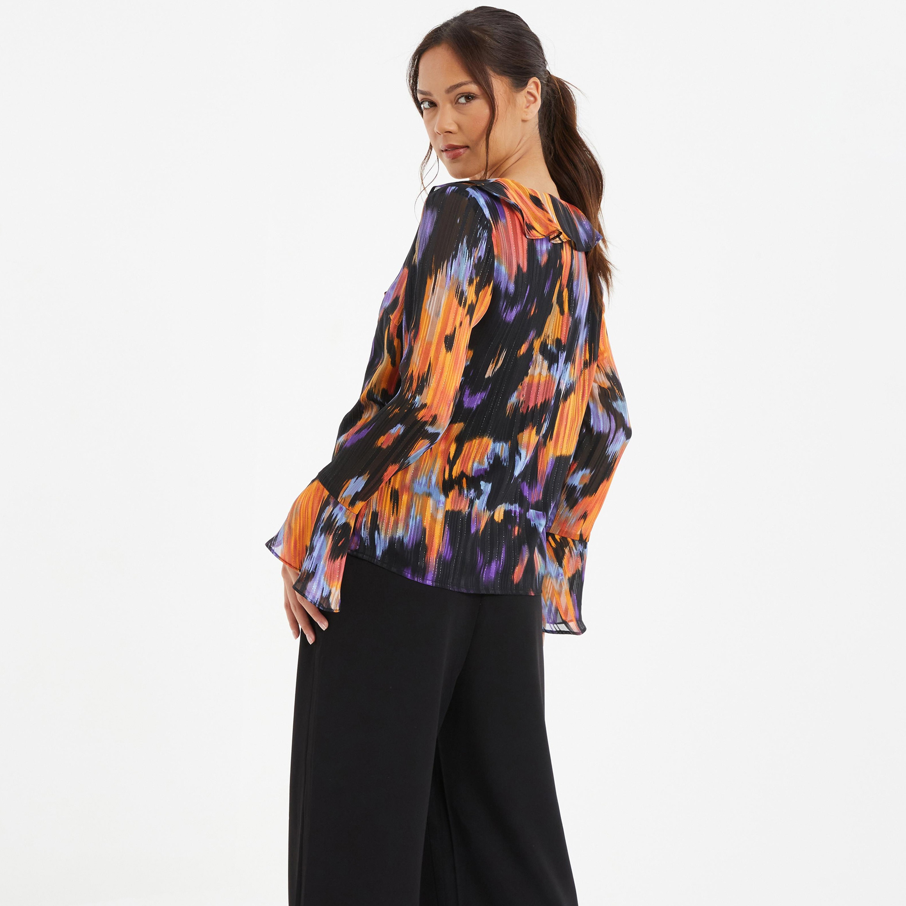 بلوزة بأكمام جرس ورقبة على شكل حرف V مطبوعة بتاي & داي من كويز -women-clothing-shirtsandblouses-blouses-image-4