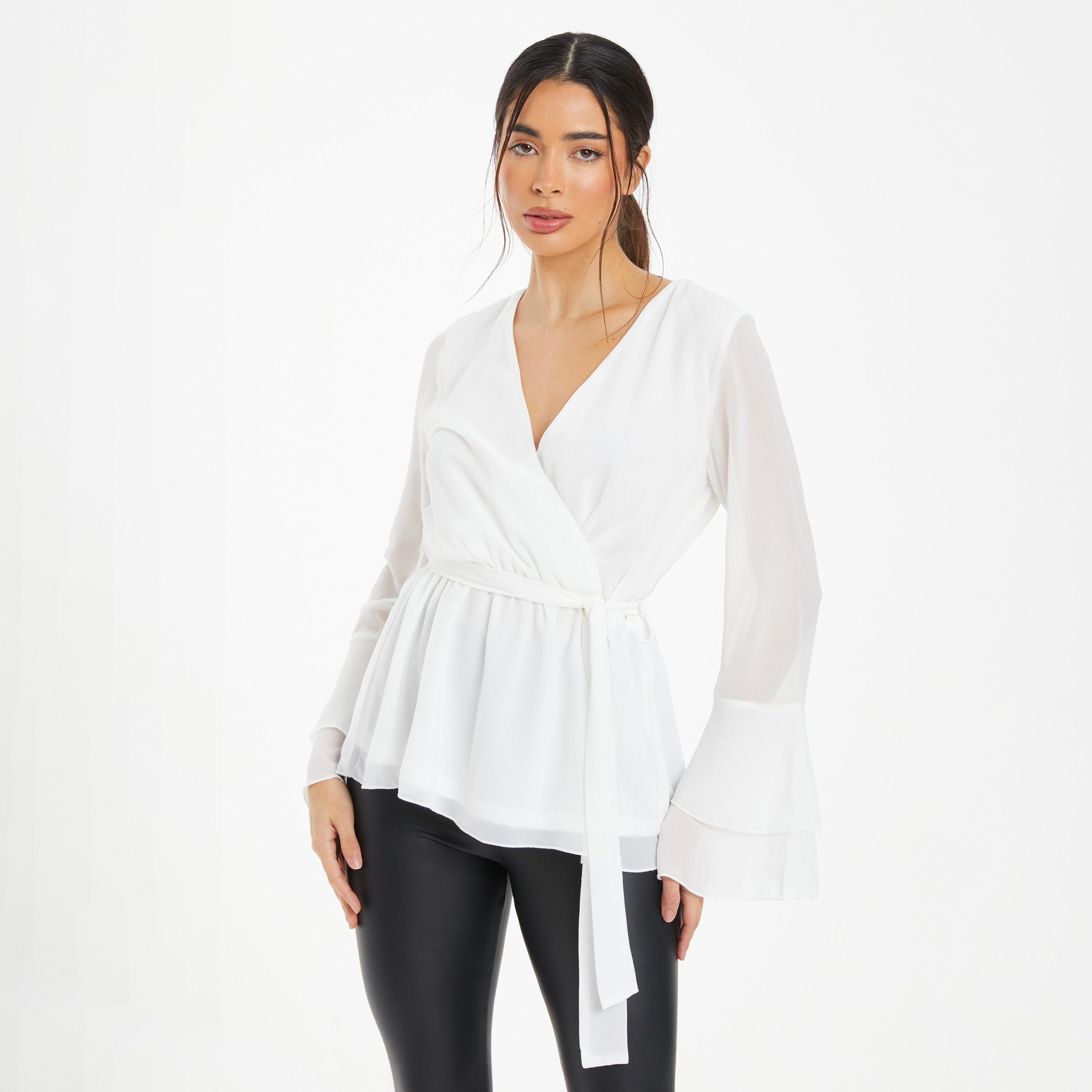 بلوزة ملفوفة سادة بأكمام واسعة ورقبة على شكل حرف V مع حزام ربط-women-clothing-shirtsandblouses-blouses-image-1