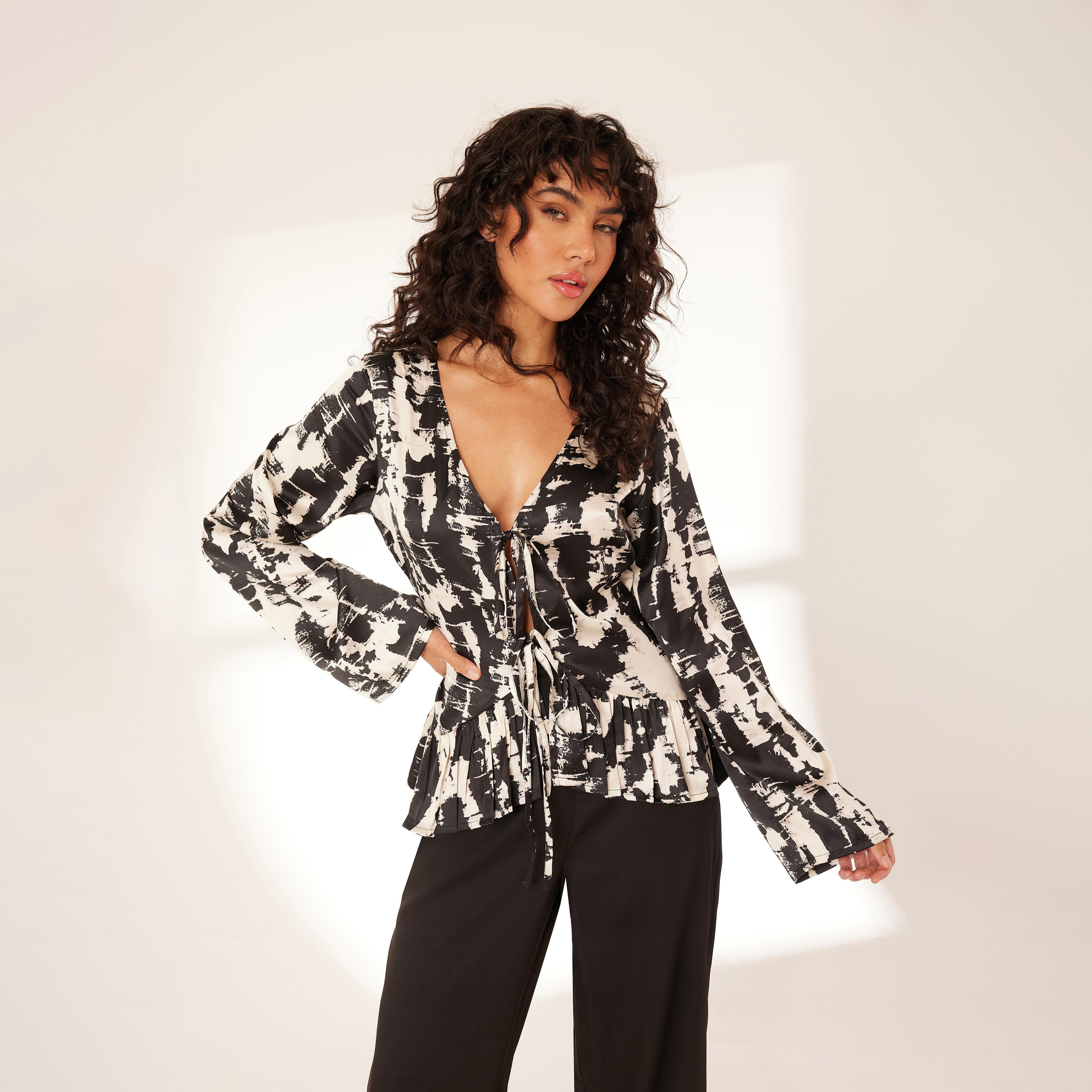 توب بأكمام طويلة ورقبة عميقة مع مطبوعة من كويز-women-clothing-shirtsandblouses-blouses-image-1