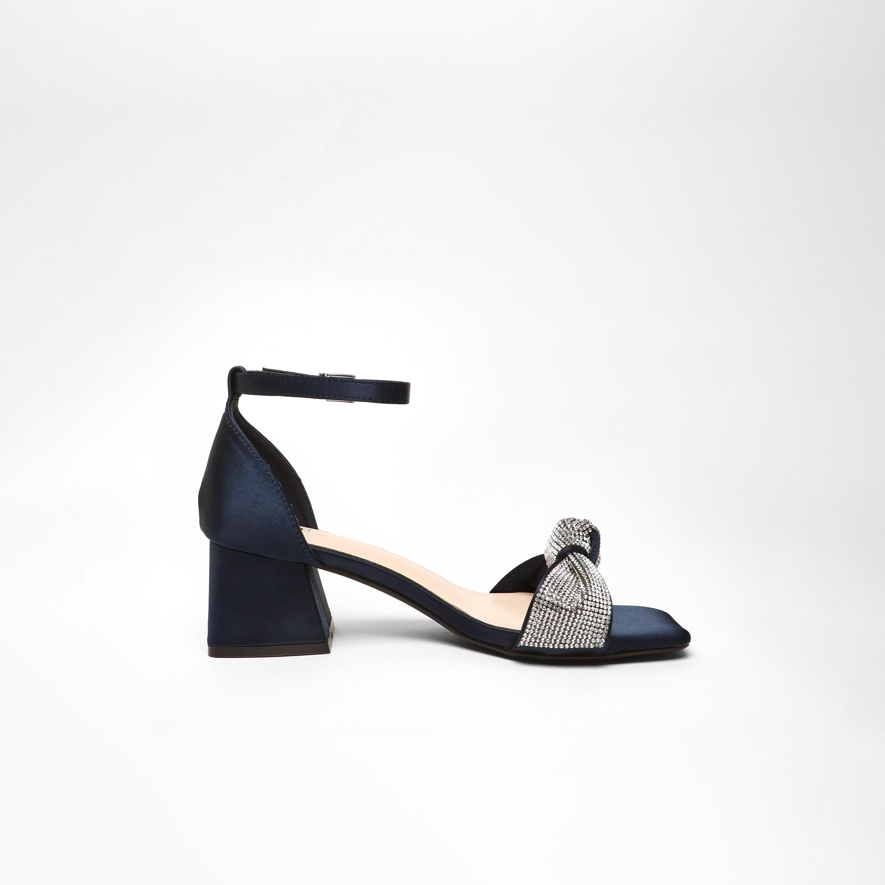 صنادل بكعب بلوك بإبزيم للسيدات من كويز | 100041293-women-shoes-heels-image-4