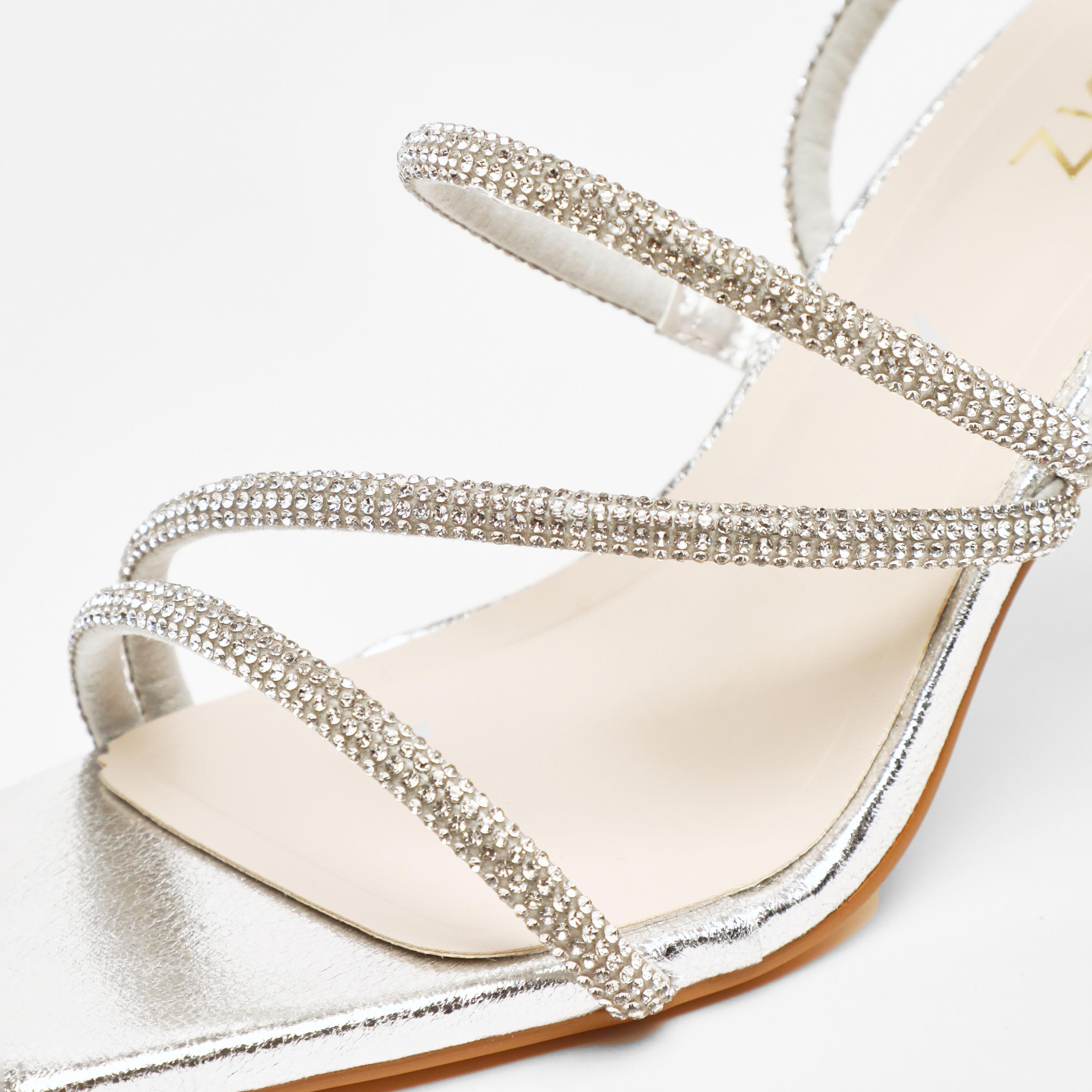 كويز- صندل نسائي بكعب منخفض وحزام بإبزيم | 00100041307-women-shoes-heels-image-3