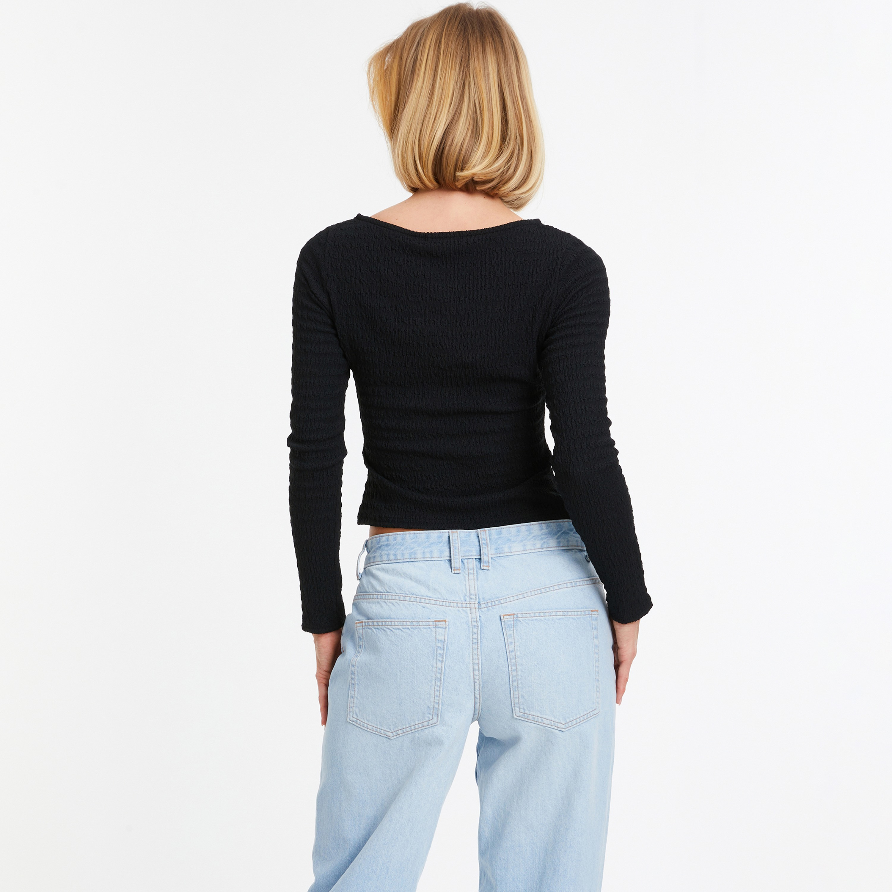 توب بأكمام طويلة ورقبة قارب مع مدخنة من كويز-women-clothing-shirtsandblouses-blouses-image-4