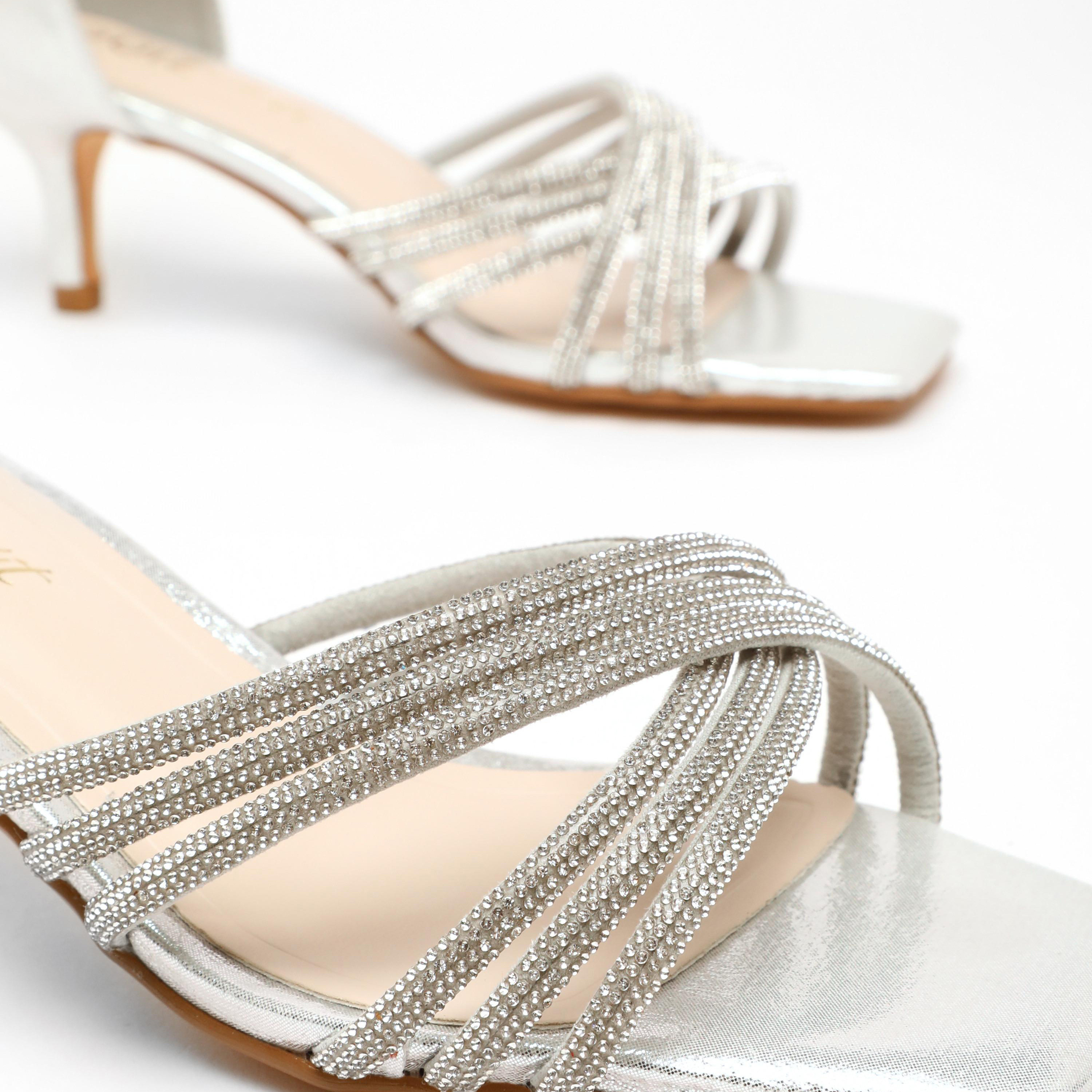 كويز- صندل نسائي بكعب منخفض وحزام بإبزيم | 00100041680-women-shoes-heels-image-3