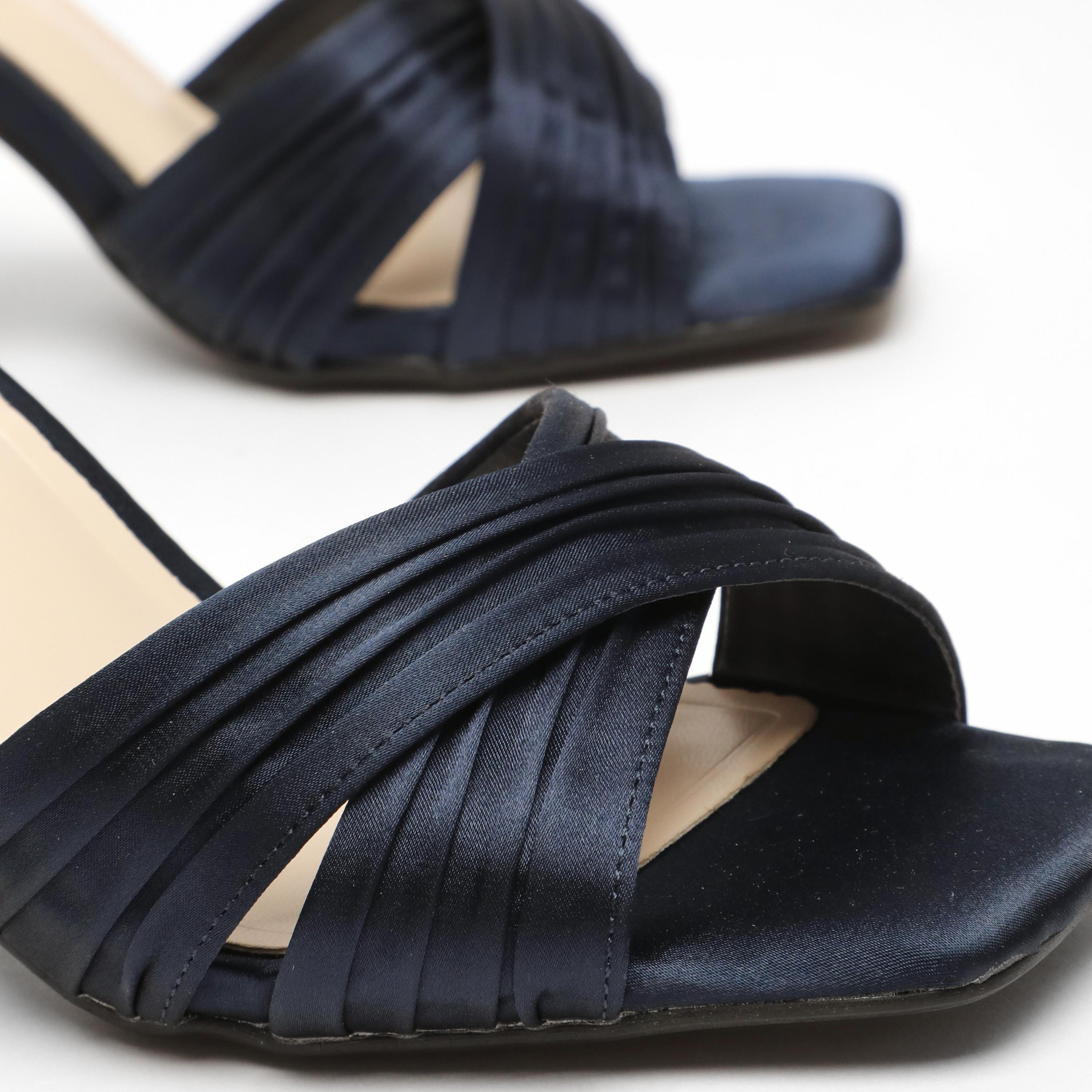 كويز- صندل نسائي بكعب عريض وحزام بإبزيم | 00100041716-women-shoes-heels-image-3