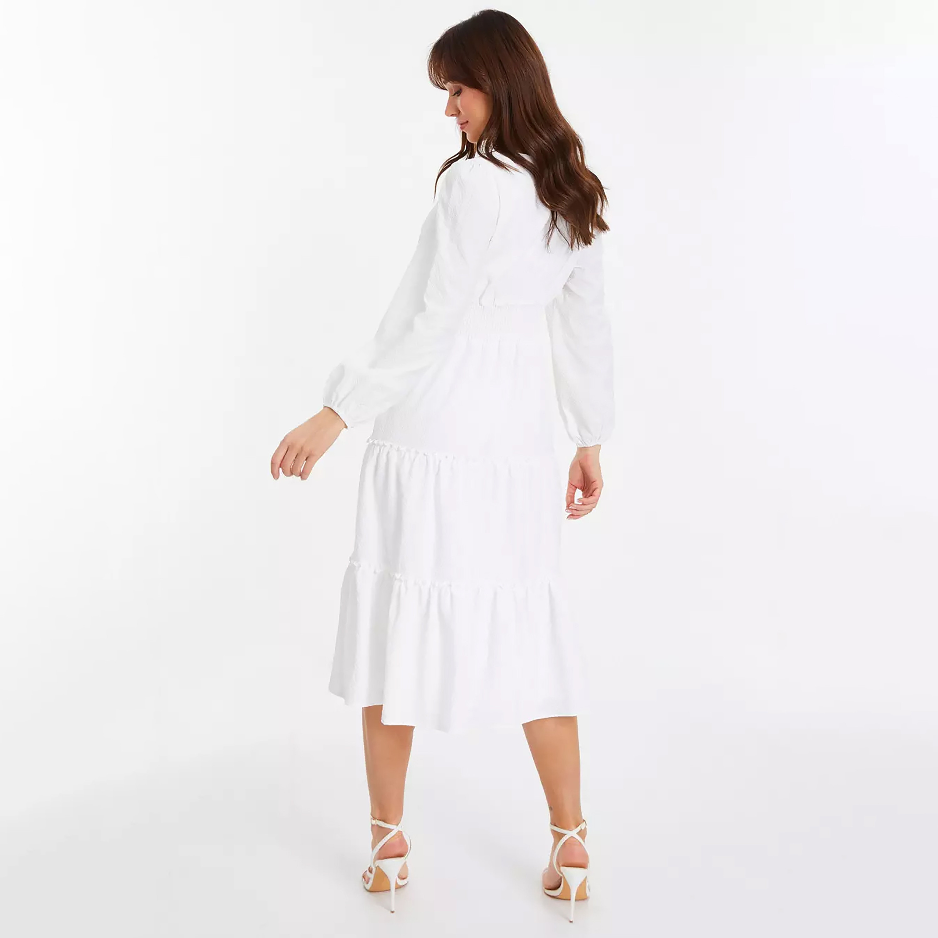 فستان ميدي ذو طبقات تكسثرد وأكمام منتفخة بلون ابیض من كويز-women-clothing-dresses-image-3