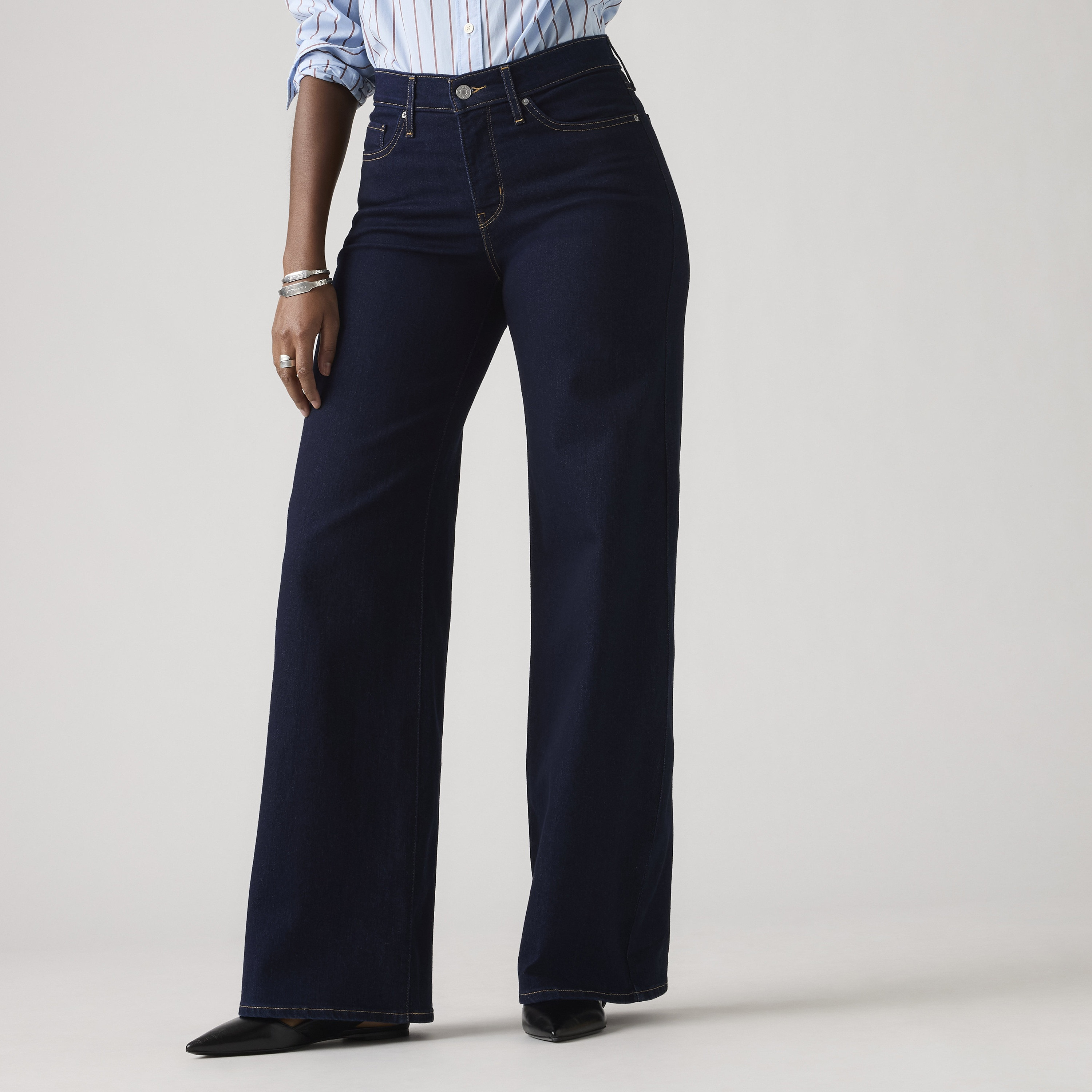 جينز نسائي 318 إنديجو بخمسة جيوب وبأرجل واسعة مقاس 30 من ليـفايس-women-clothing-bottoms-jeans-image-3