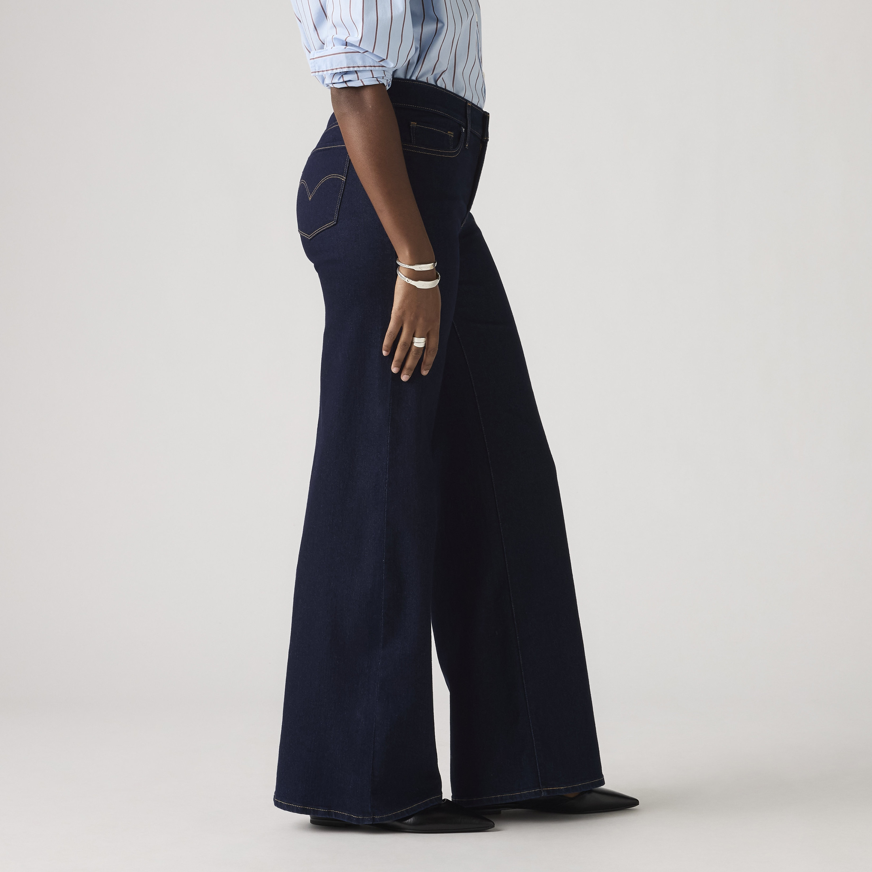 جينز نسائي 318 إنديجو بخمسة جيوب وبأرجل واسعة مقاس 30 من ليـفايس-women-clothing-bottoms-jeans-image-4