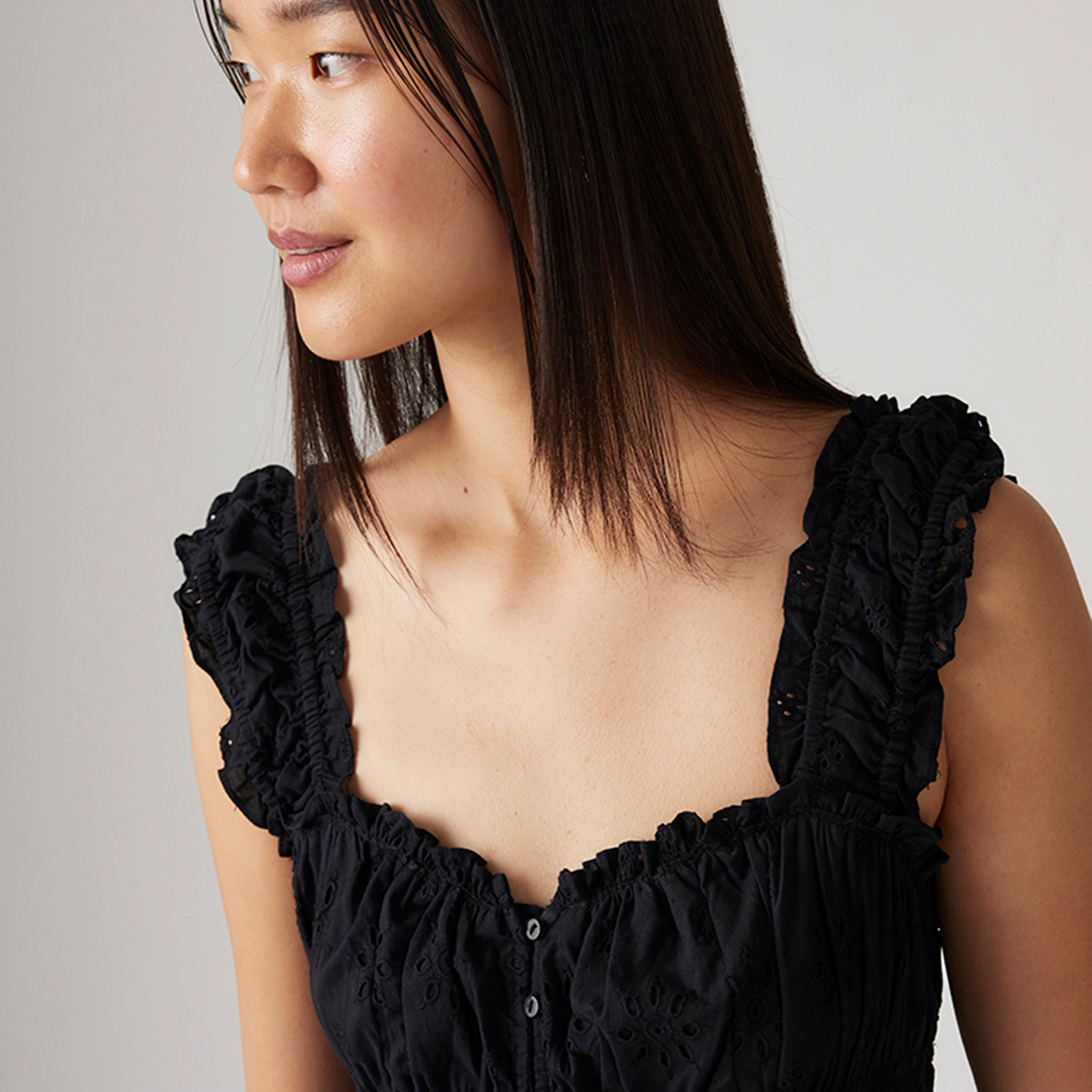 فستان شيفلي متوسط الطول من القطن بحمالات كتف للنساء أسود من ليفايس-women-clothing-dresses-image-4