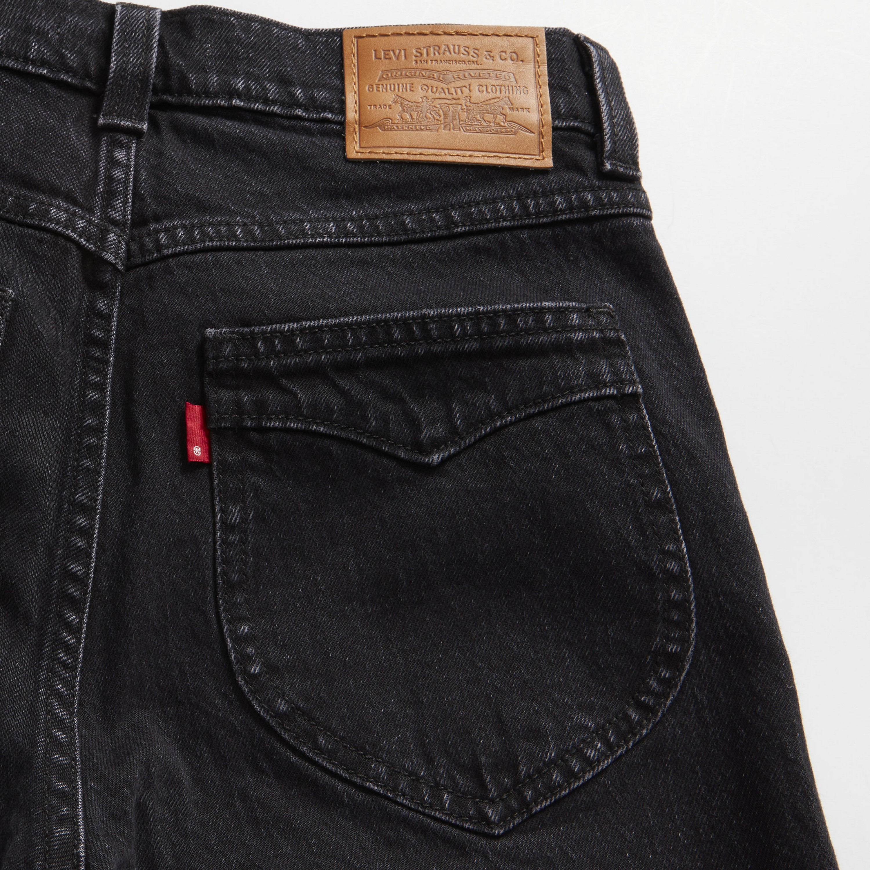 جينز حريمي بقصة "بوي فريند"، أسود بـ 4 جيوب، مقاس 30 من ليفايس-women-clothing-bottoms-jeans-image-3