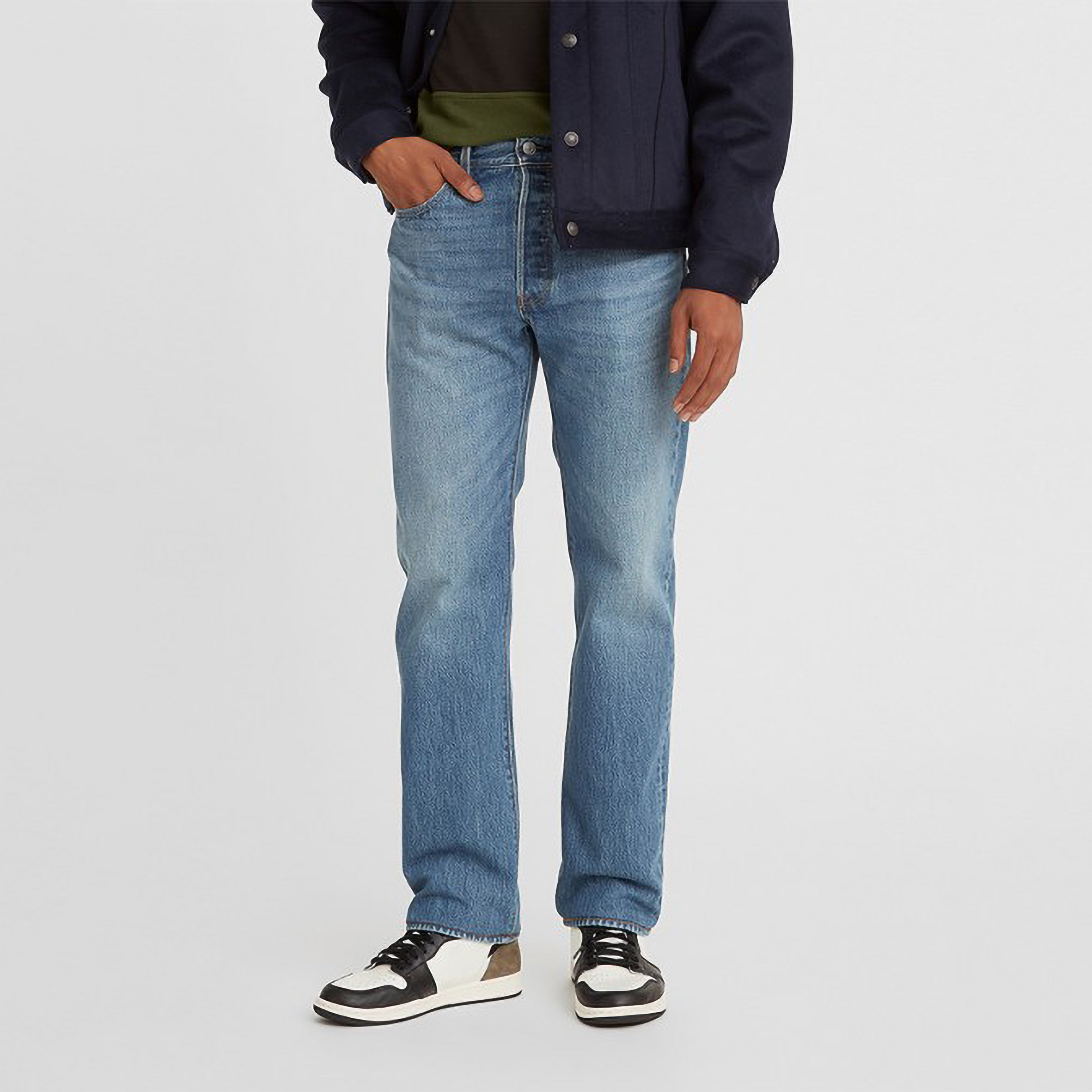 بنطلون جينز 501 بقصة عادية للرجال باللون الانديجو بخمسة جيوب من ليفايس-men-clothing-bottoms-jeans-image-1