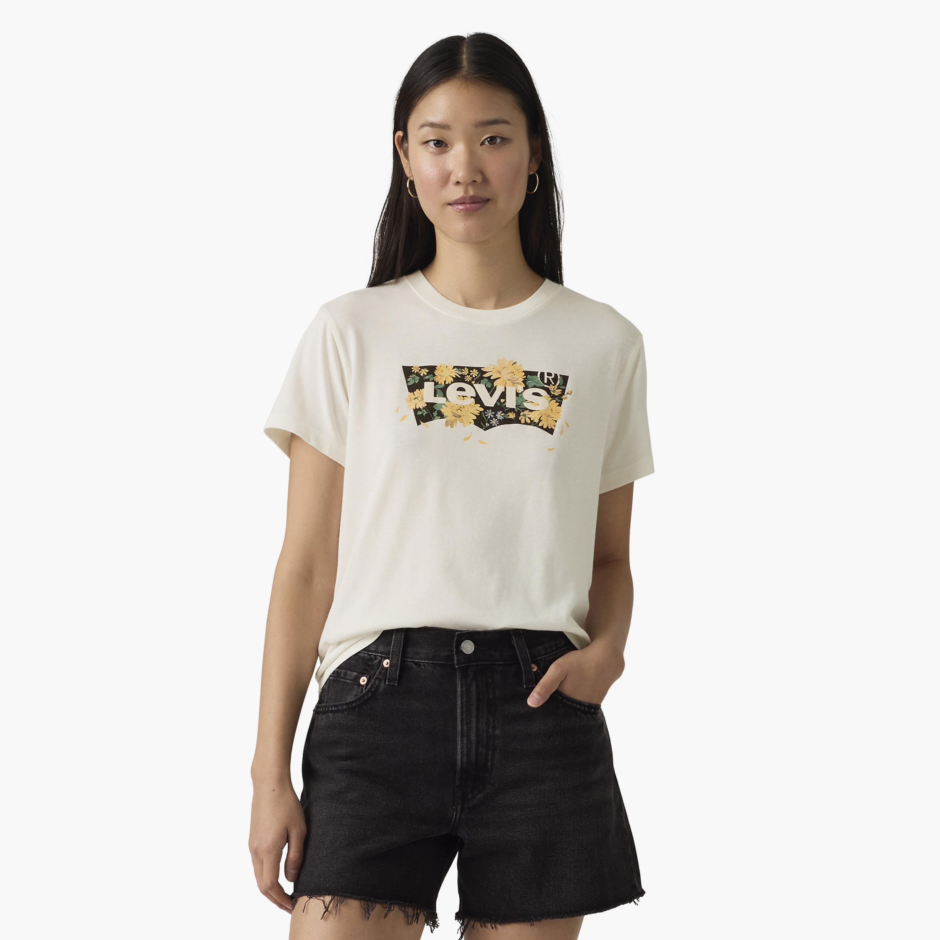 تيشيرت حريمي بأكمام قصيرة وياقة دائرية، بطبعة زهور جرافيك من ليفايس.-women-clothing-tshirts-image-1