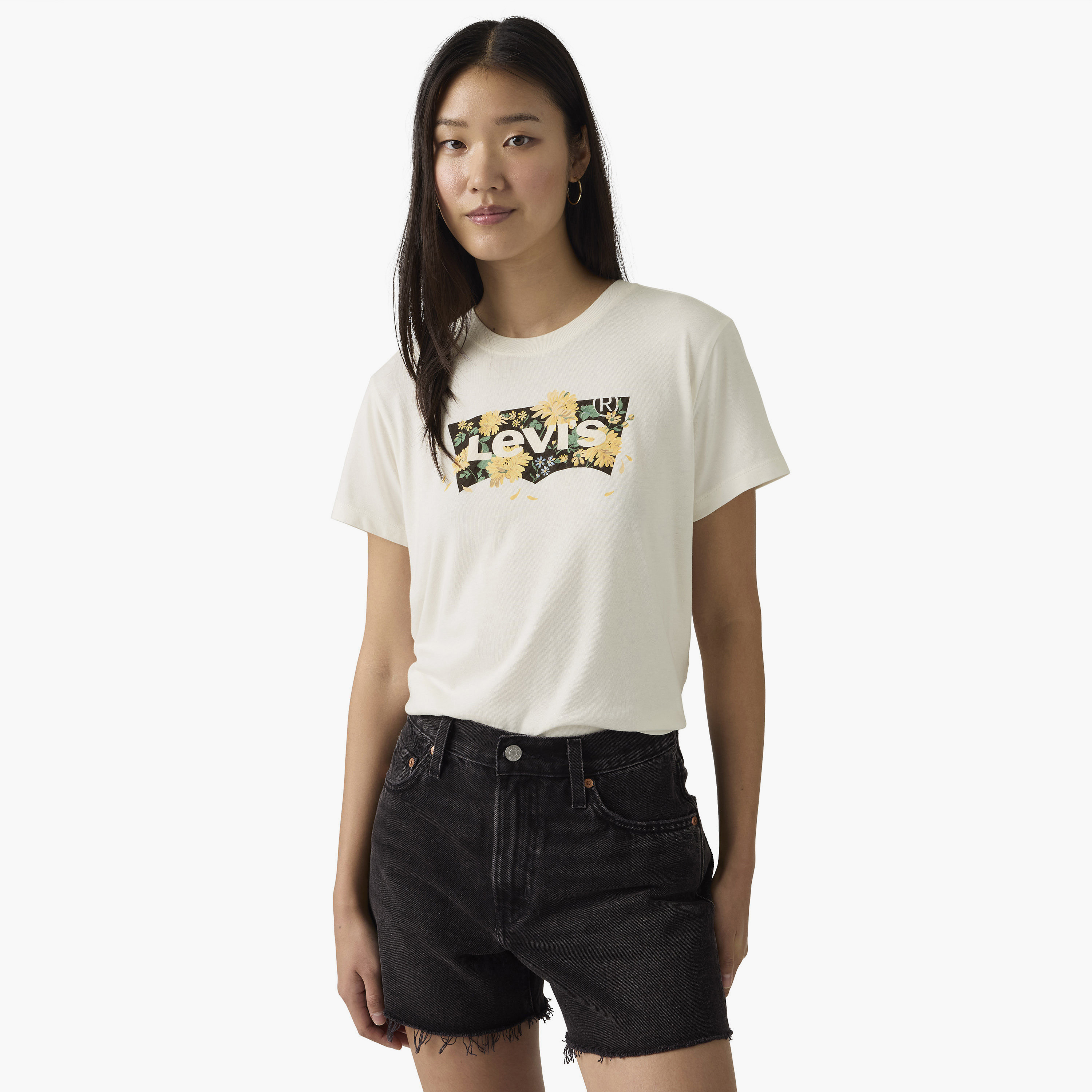 تيشيرت حريمي بأكمام قصيرة وياقة دائرية، بطبعة زهور جرافيك من ليفايس.-women-clothing-tshirts-image-3