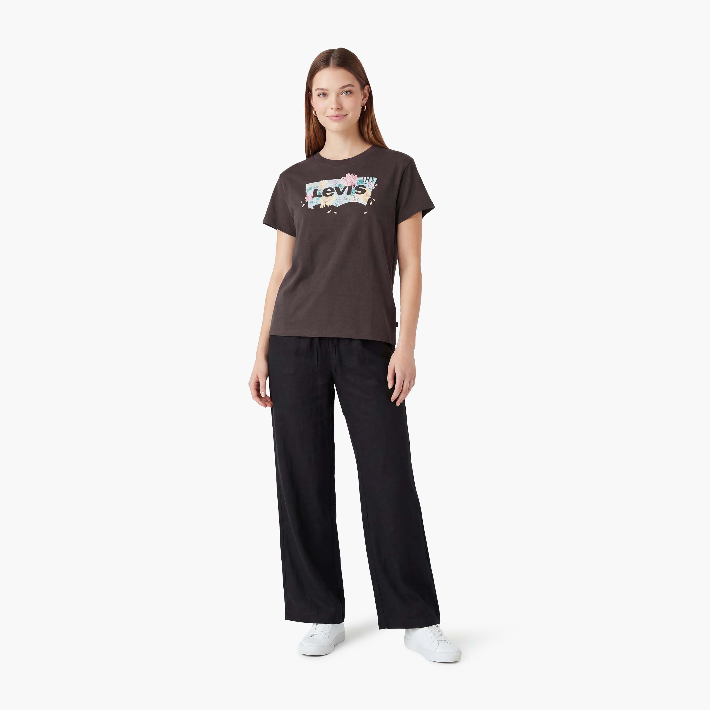 تيشيرت حريمي بأكمام قصيرة وياقة دائرية، بطبعة زهور جرافيك من ليفايس.-women-clothing-tshirts-image-2