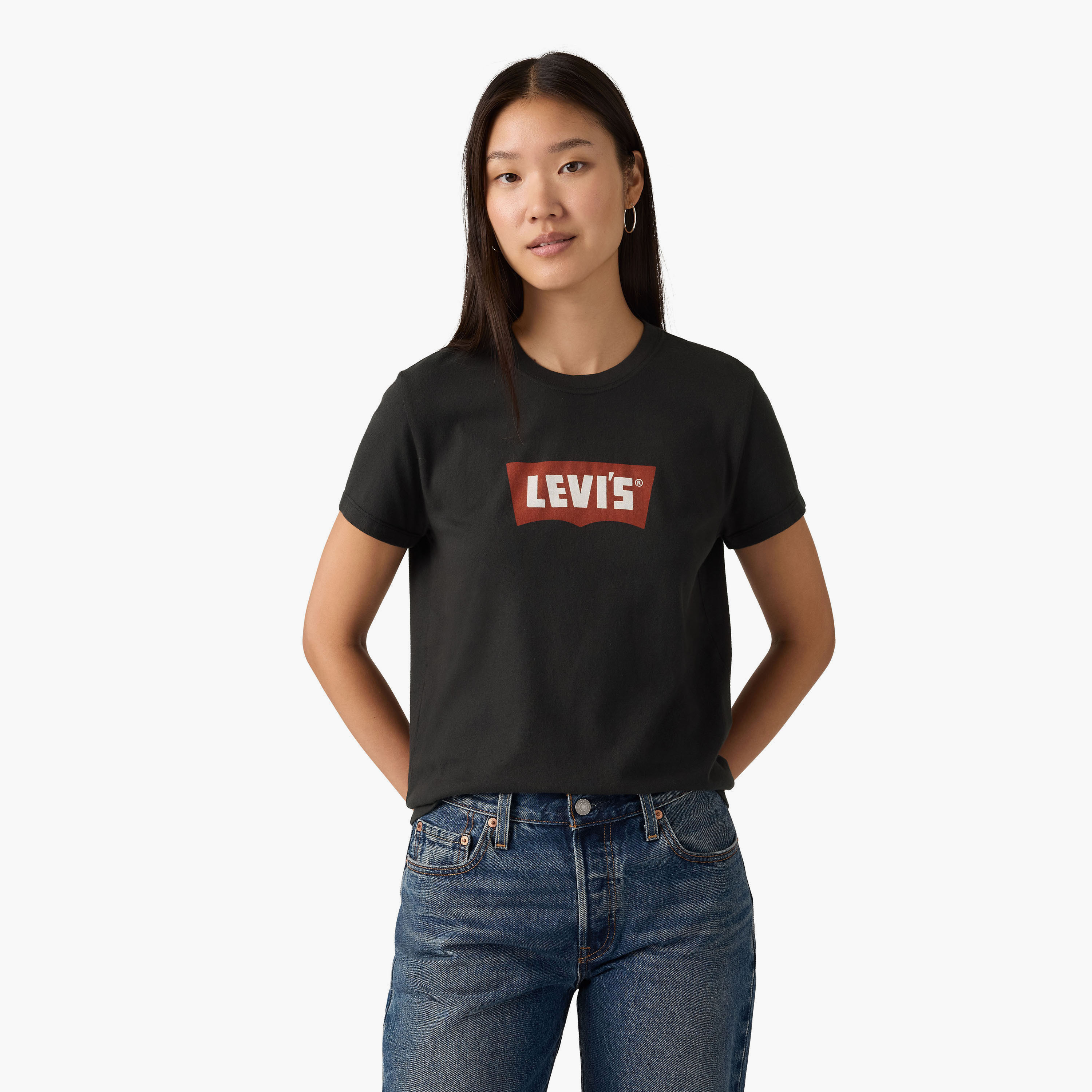تيشيرت حريمي بأكمام قصيرة وياقة دائرية، بطبعة زهور جرافيك من ليفايس.-women-clothing-tshirts-image-1